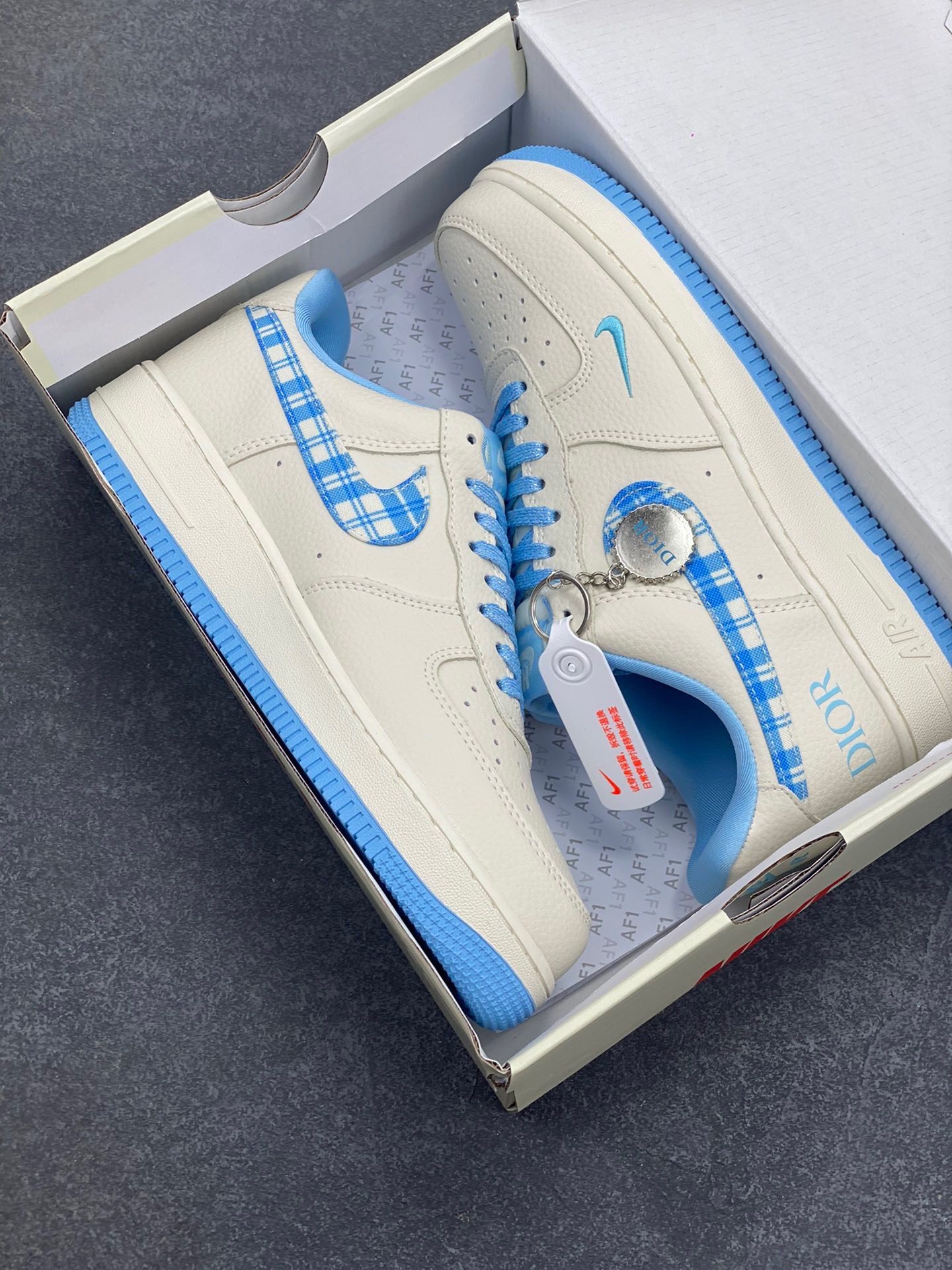 图片[9]-NIke Air Force 1 ‘07 Low “迪奥联名——米蓝方格”空军一号 低帮 运动鞋 休闲鞋 折边针车 工艺难度大 原楦头原纸板 原装鞋盒 定制五金配件 内置全掌气垫 原厂鞋底 货号：KK1988-072 尺码：36 36.5 37.5 38 38.5 39 40 40.5 41 42 42.5 43 44 44.5 45-选品中心