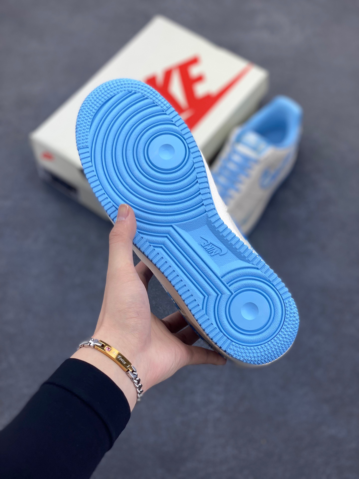 图片[5]-NIke Air Force 1 ‘07 Low “迪奥联名——米蓝方格”空军一号 低帮 运动鞋 休闲鞋 折边针车 工艺难度大 原楦头原纸板 原装鞋盒 定制五金配件 内置全掌气垫 原厂鞋底 货号：KK1988-072 尺码：36 36.5 37.5 38 38.5 39 40 40.5 41 42 42.5 43 44 44.5 45-选品中心