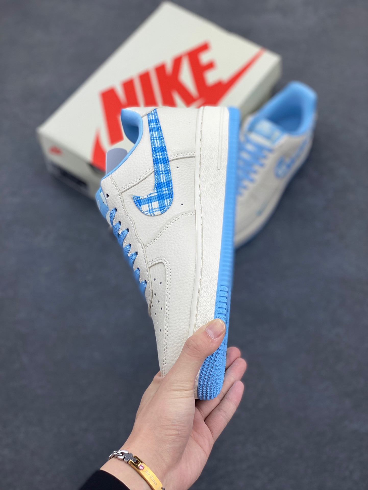 图片[3]-NIke Air Force 1 ‘07 Low “迪奥联名——米蓝方格”空军一号 低帮 运动鞋 休闲鞋 折边针车 工艺难度大 原楦头原纸板 原装鞋盒 定制五金配件 内置全掌气垫 原厂鞋底 货号：KK1988-072 尺码：36 36.5 37.5 38 38.5 39 40 40.5 41 42 42.5 43 44 44.5 45-选品中心