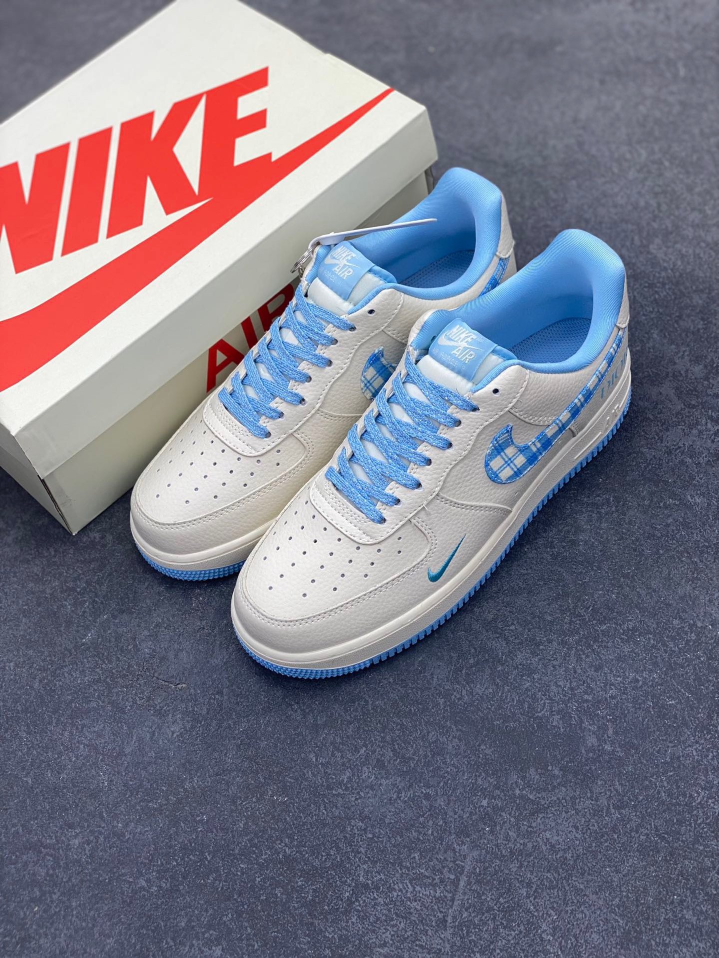 图片[8]-NIke Air Force 1 ‘07 Low “迪奥联名——米蓝方格”空军一号 低帮 运动鞋 休闲鞋 折边针车 工艺难度大 原楦头原纸板 原装鞋盒 定制五金配件 内置全掌气垫 原厂鞋底 货号：KK1988-072 尺码：36 36.5 37.5 38 38.5 39 40 40.5 41 42 42.5 43 44 44.5 45-选品中心