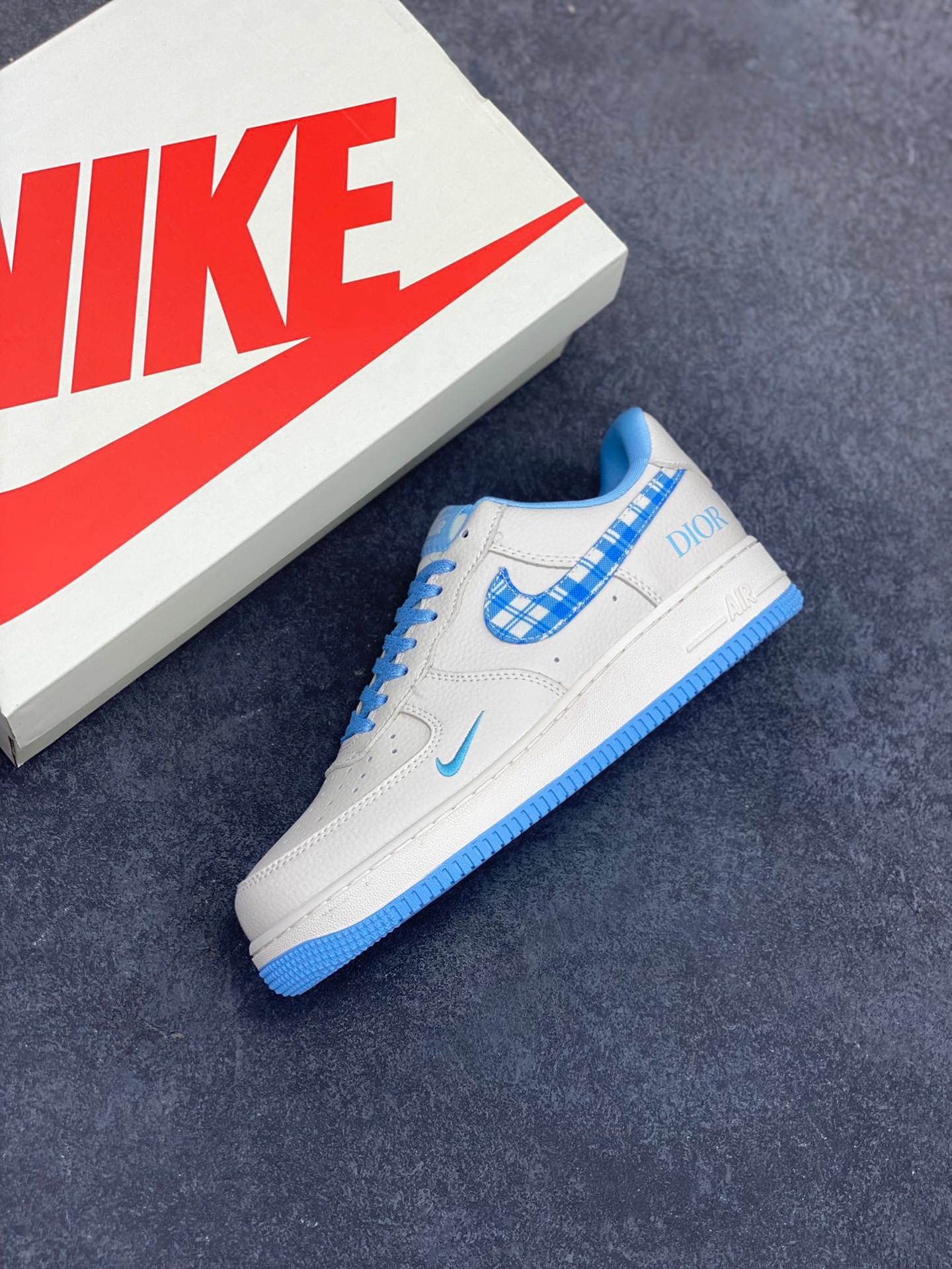 图片[7]-NIke Air Force 1 ‘07 Low “迪奥联名——米蓝方格”空军一号 低帮 运动鞋 休闲鞋 折边针车 工艺难度大 原楦头原纸板 原装鞋盒 定制五金配件 内置全掌气垫 原厂鞋底 货号：KK1988-072 尺码：36 36.5 37.5 38 38.5 39 40 40.5 41 42 42.5 43 44 44.5 45-选品中心