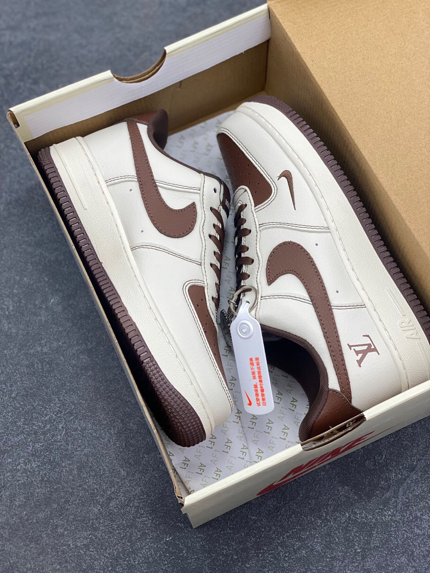 图片[9]-NIke Air Force 1 ‘07 Low “LV联名——巧克力勾”空军一号 低帮 运动鞋 休闲鞋 折边针车 工艺难度大 原楦头原纸板 原装鞋盒 定制五金配件 内置全掌气垫 原厂鞋底 货号：KK1988-087 尺码：36 36.5 37.5 38 38.5 39 40 40.5 41 42 42.5 43 44 44.5 45-选品中心