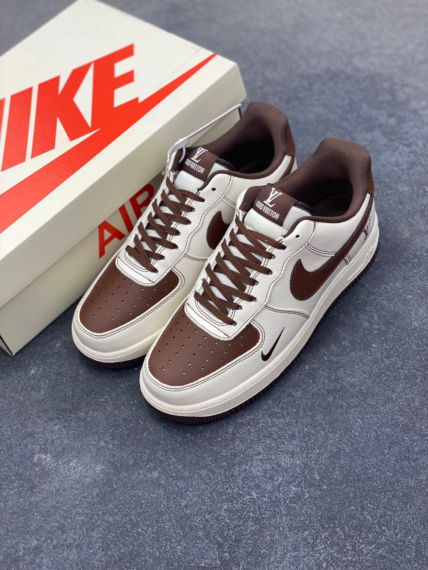 图片[8]-NIke Air Force 1 ‘07 Low “LV联名——巧克力勾”空军一号 低帮 运动鞋 休闲鞋 折边针车 工艺难度大 原楦头原纸板 原装鞋盒 定制五金配件 内置全掌气垫 原厂鞋底 货号：KK1988-087 尺码：36 36.5 37.5 38 38.5 39 40 40.5 41 42 42.5 43 44 44.5 45-选品中心