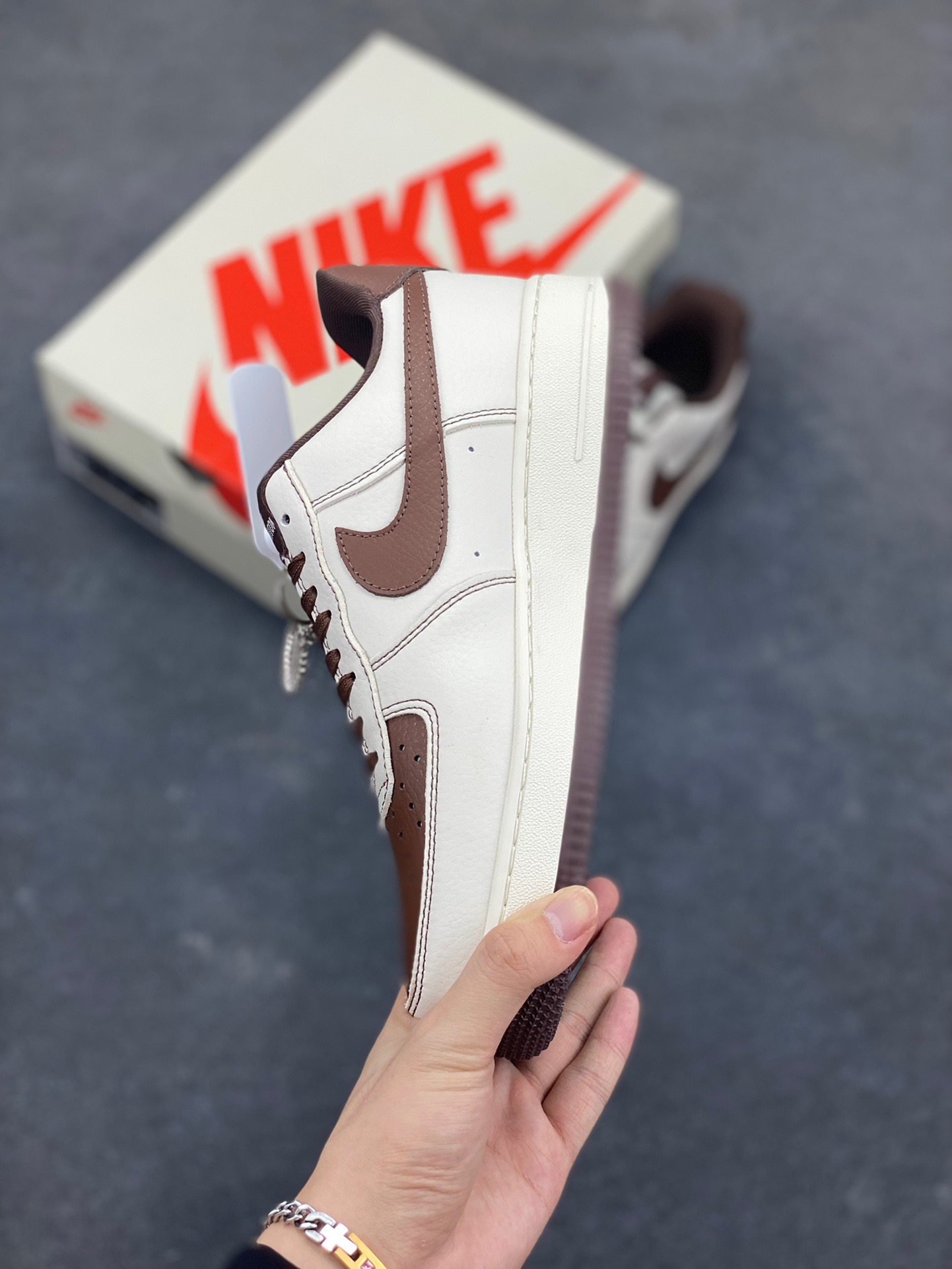 图片[3]-NIke Air Force 1 ‘07 Low “LV联名——巧克力勾”空军一号 低帮 运动鞋 休闲鞋 折边针车 工艺难度大 原楦头原纸板 原装鞋盒 定制五金配件 内置全掌气垫 原厂鞋底 货号：KK1988-087 尺码：36 36.5 37.5 38 38.5 39 40 40.5 41 42 42.5 43 44 44.5 45-选品中心