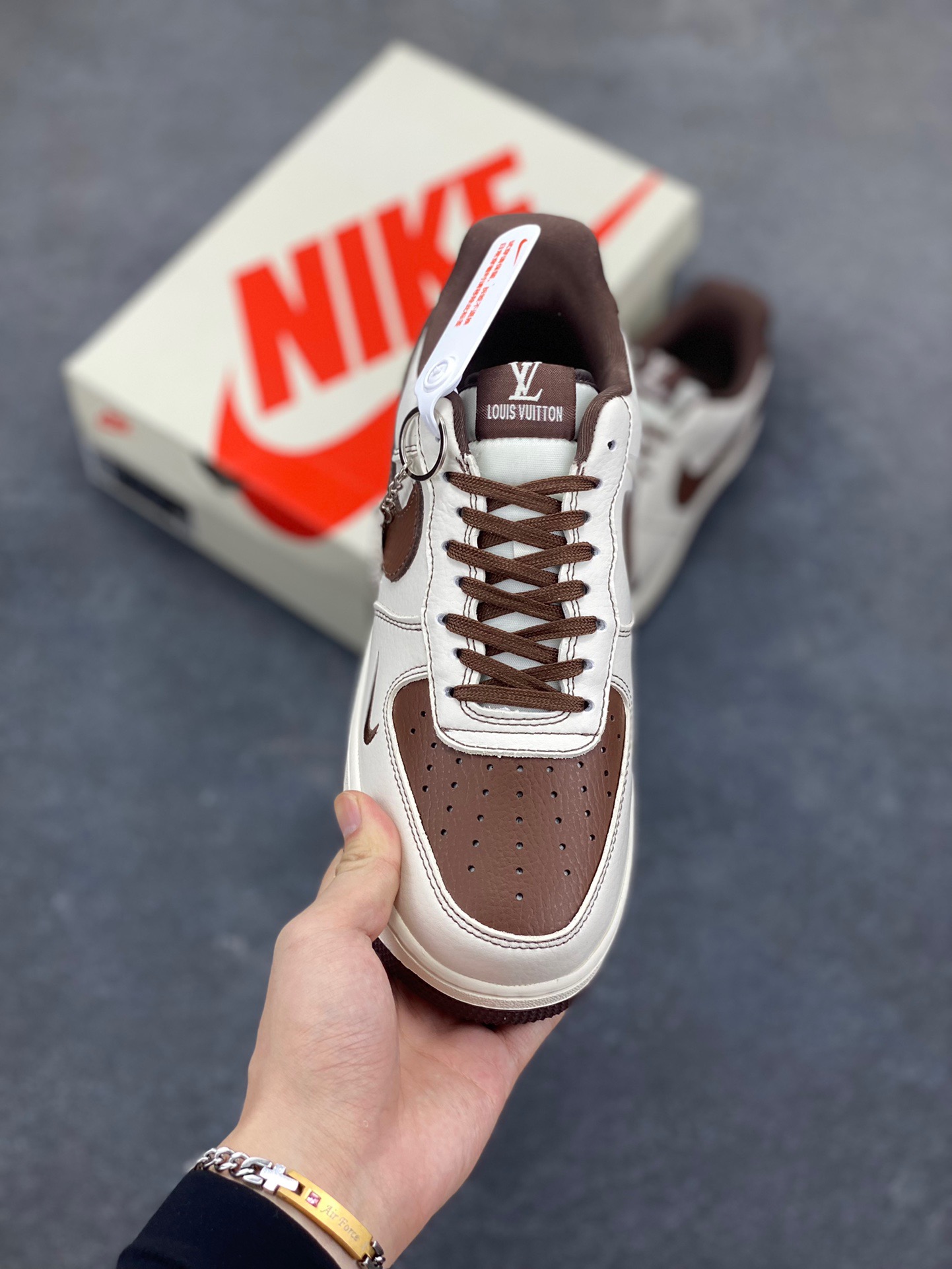 图片[2]-NIke Air Force 1 ‘07 Low “LV联名——巧克力勾”空军一号 低帮 运动鞋 休闲鞋 折边针车 工艺难度大 原楦头原纸板 原装鞋盒 定制五金配件 内置全掌气垫 原厂鞋底 货号：KK1988-087 尺码：36 36.5 37.5 38 38.5 39 40 40.5 41 42 42.5 43 44 44.5 45-选品中心