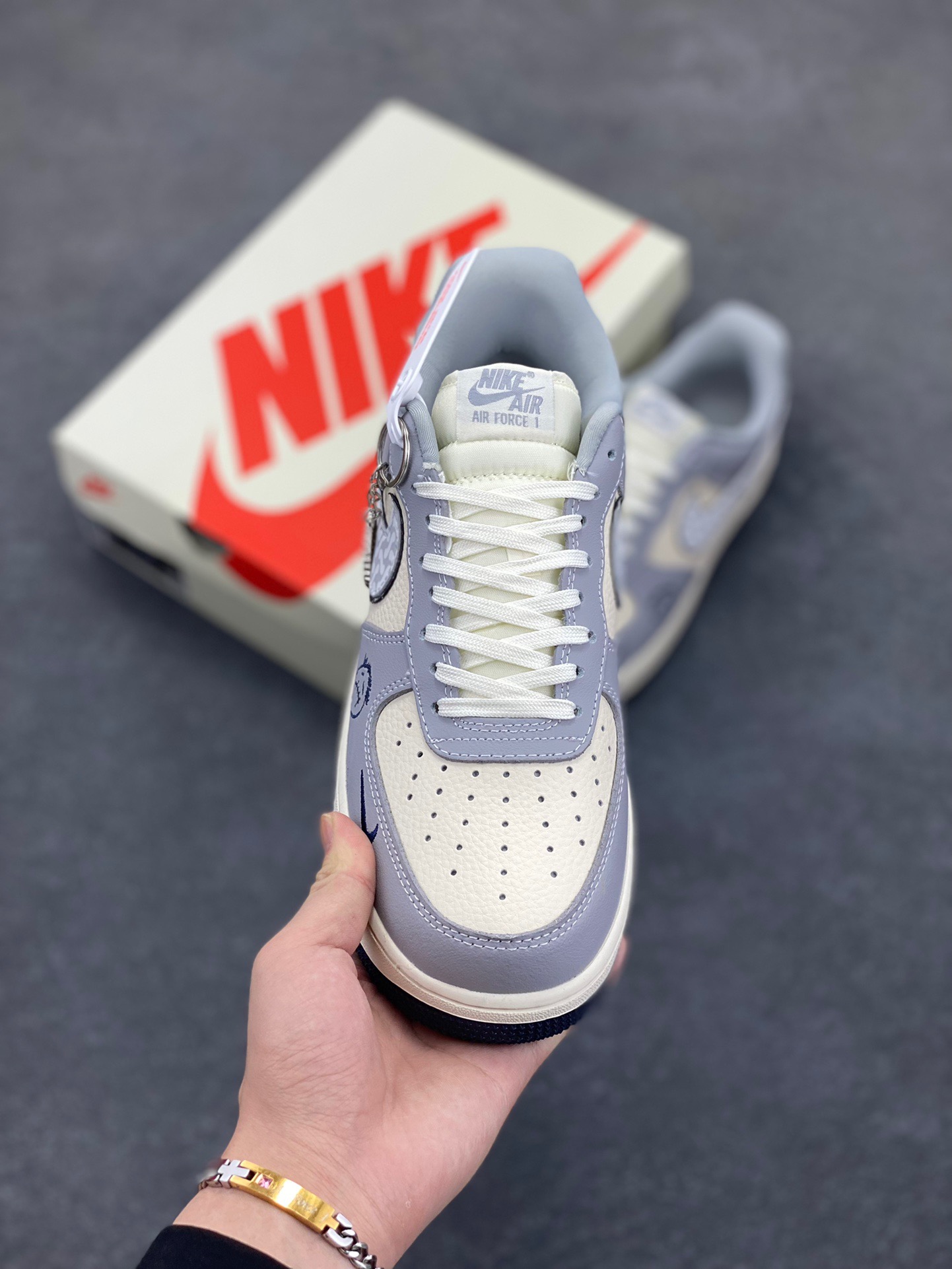 图片[2]-NIke Air Force 1 ‘07 Low “KAWS联名——米灰暴力熊”空军一号 低帮 运动鞋 休闲鞋 折边针车 工艺难度大 原楦头原纸板 原装鞋盒 定制五金配件 内置全掌气垫 原厂鞋底 货号：KK1988-077 尺码：36 36.5 37.5 38 38.5 39 40 40.5 41 42 42.5 43 44 44.5 45-选品中心