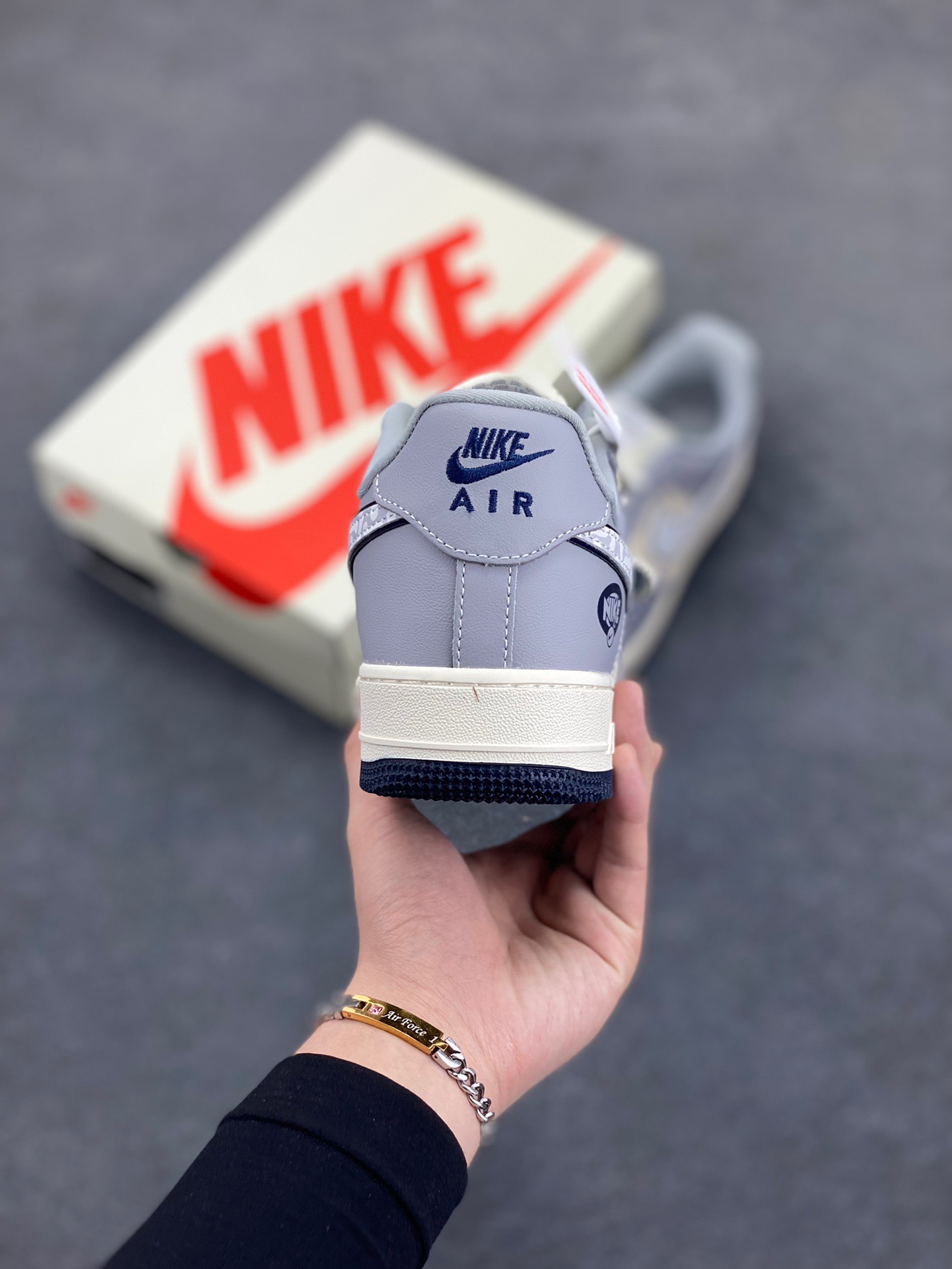 图片[4]-NIke Air Force 1 ‘07 Low “KAWS联名——米灰暴力熊”空军一号 低帮 运动鞋 休闲鞋 折边针车 工艺难度大 原楦头原纸板 原装鞋盒 定制五金配件 内置全掌气垫 原厂鞋底 货号：KK1988-077 尺码：36 36.5 37.5 38 38.5 39 40 40.5 41 42 42.5 43 44 44.5 45-选品中心