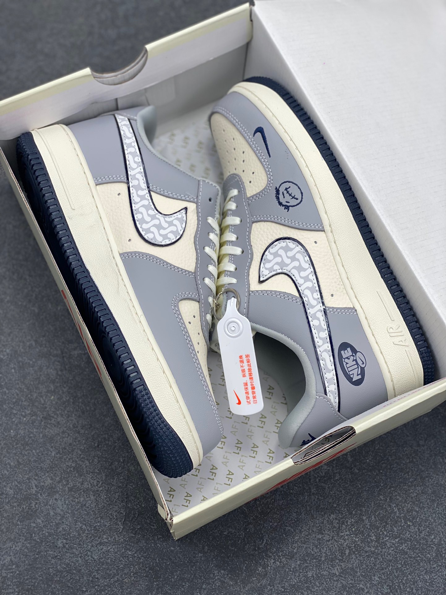 图片[9]-NIke Air Force 1 ‘07 Low “KAWS联名——米灰暴力熊”空军一号 低帮 运动鞋 休闲鞋 折边针车 工艺难度大 原楦头原纸板 原装鞋盒 定制五金配件 内置全掌气垫 原厂鞋底 货号：KK1988-077 尺码：36 36.5 37.5 38 38.5 39 40 40.5 41 42 42.5 43 44 44.5 45-选品中心