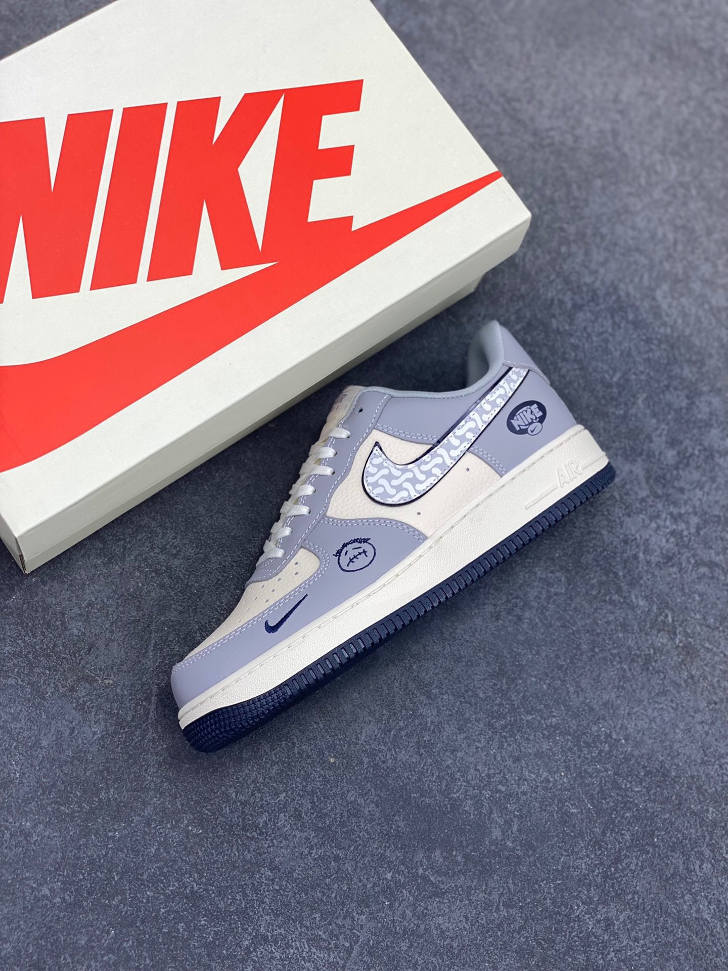 图片[7]-NIke Air Force 1 ‘07 Low “KAWS联名——米灰暴力熊”空军一号 低帮 运动鞋 休闲鞋 折边针车 工艺难度大 原楦头原纸板 原装鞋盒 定制五金配件 内置全掌气垫 原厂鞋底 货号：KK1988-077 尺码：36 36.5 37.5 38 38.5 39 40 40.5 41 42 42.5 43 44 44.5 45-选品中心