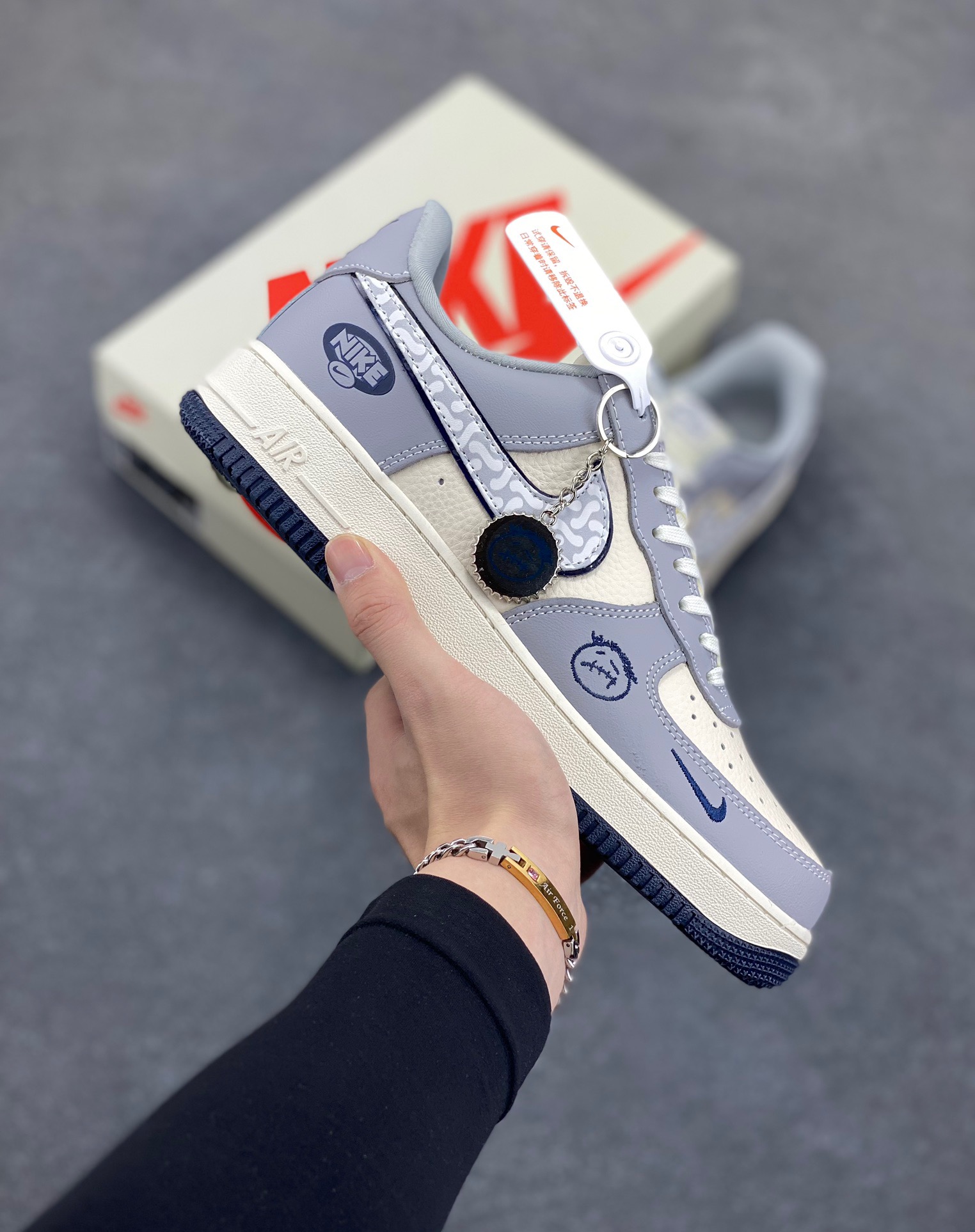 NIke Air Force 1 ‘07 Low “KAWS联名——米灰暴力熊”空军一号 低帮 运动鞋 休闲鞋 折边针车 工艺难度大 原楦头原纸板 原装鞋盒 定制五金配件 内置全掌气垫 原厂鞋底 货号：KK1988-077 尺码：36 36.5 37.5 38 38.5 39 40 40.5 41 42 42.5 43 44 44.5 45-选品中心