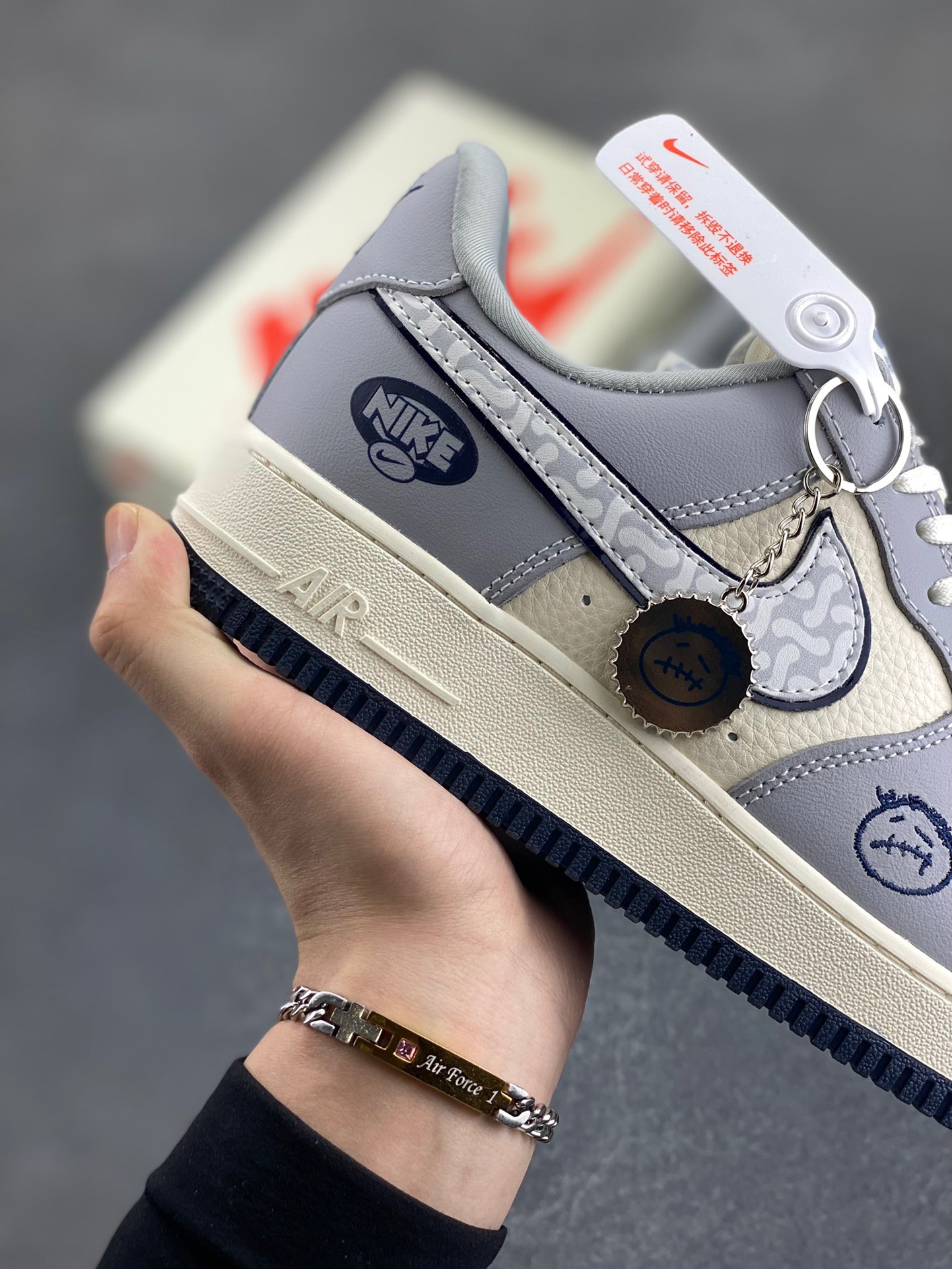 图片[6]-NIke Air Force 1 ‘07 Low “KAWS联名——米灰暴力熊”空军一号 低帮 运动鞋 休闲鞋 折边针车 工艺难度大 原楦头原纸板 原装鞋盒 定制五金配件 内置全掌气垫 原厂鞋底 货号：KK1988-077 尺码：36 36.5 37.5 38 38.5 39 40 40.5 41 42 42.5 43 44 44.5 45-选品中心