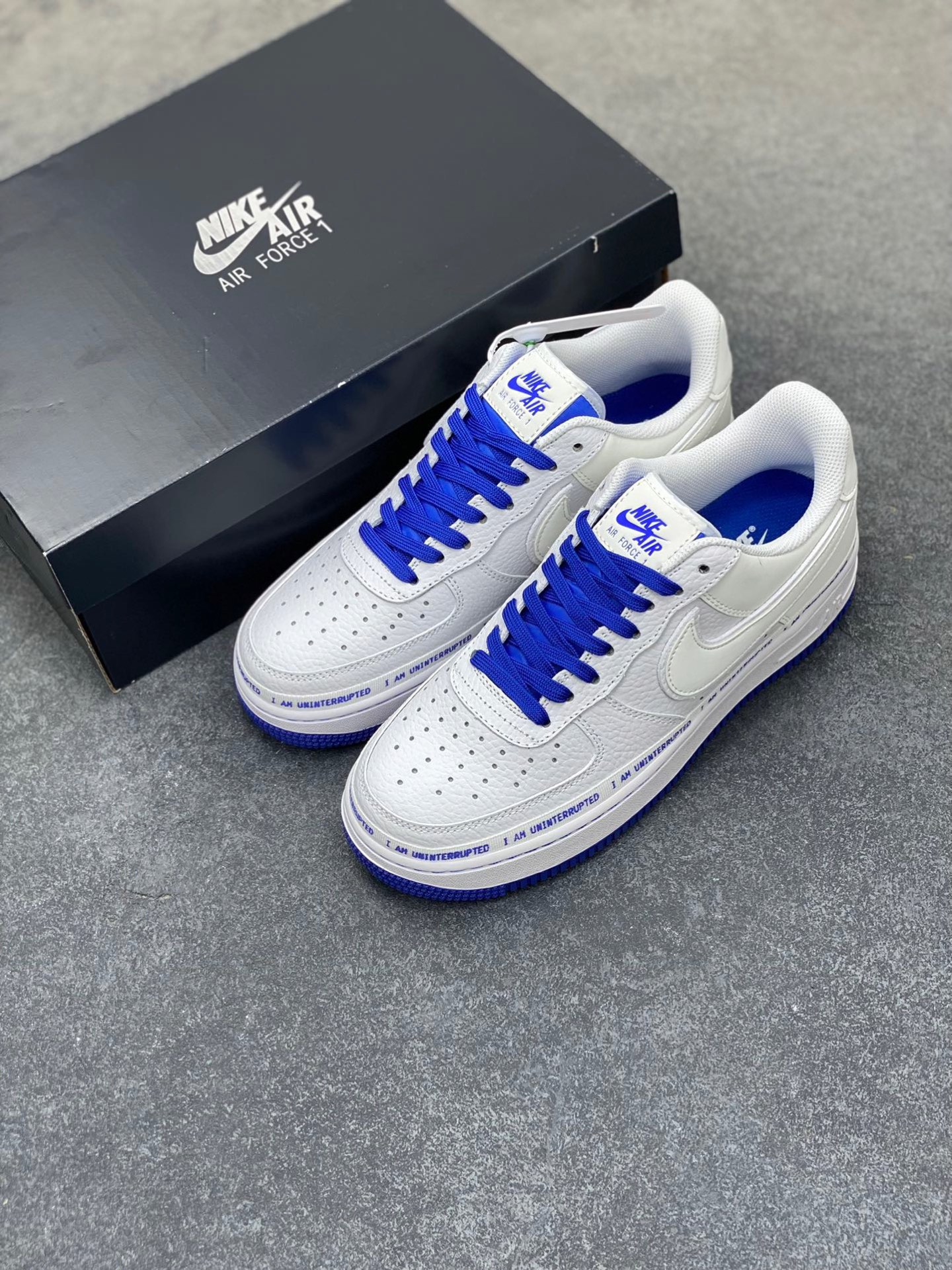 图片[8]-詹皇公司联名款Uninterrupted x Nike Air Force 1 ”MORE THAN____“ 白宝蓝签名涂鸦3M 原装正确超软头层荔枝纹皮革材质#原楦开发版型纸版#内置全掌Sole气垫#附送涂鸦签字笔 空军一号经典百搭休闲运动板鞋 货号：CQ0494-100 尺码：36 36.5 37.5 38 38.5 39 40 40.5 41 42 42.5 43 44 44.5 45-选品中心