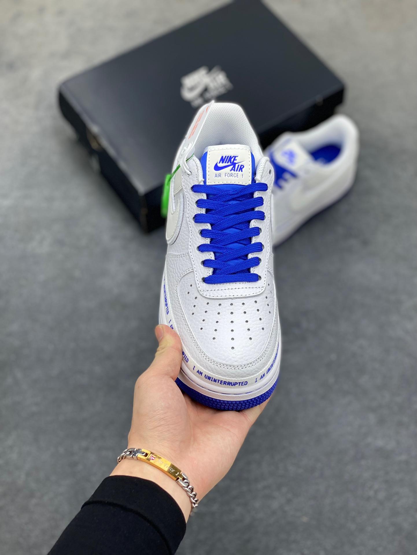 图片[2]-詹皇公司联名款Uninterrupted x Nike Air Force 1 ”MORE THAN____“ 白宝蓝签名涂鸦3M 原装正确超软头层荔枝纹皮革材质#原楦开发版型纸版#内置全掌Sole气垫#附送涂鸦签字笔 空军一号经典百搭休闲运动板鞋 货号：CQ0494-100 尺码：36 36.5 37.5 38 38.5 39 40 40.5 41 42 42.5 43 44 44.5 45-选品中心