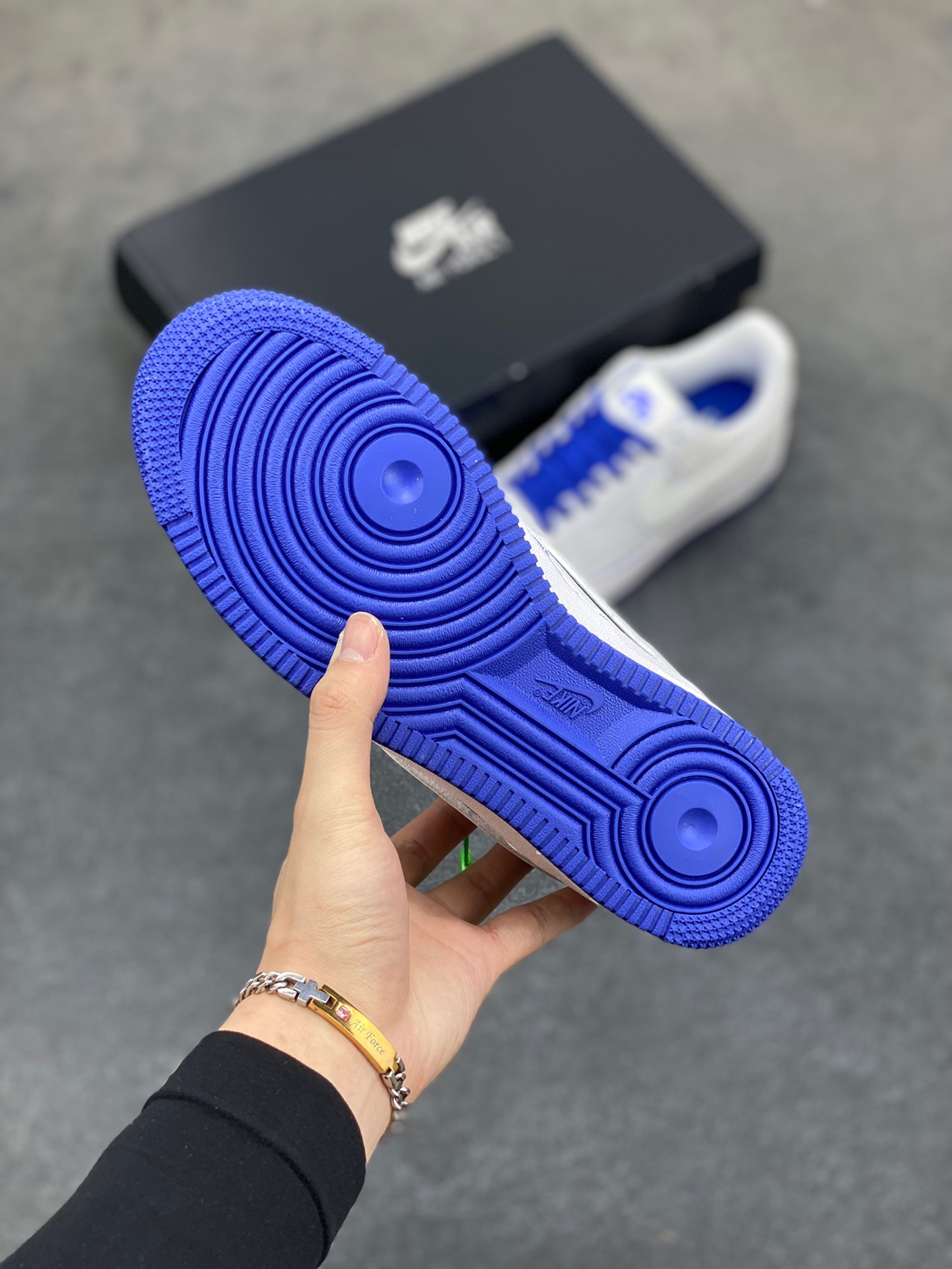 图片[5]-詹皇公司联名款Uninterrupted x Nike Air Force 1 ”MORE THAN____“ 白宝蓝签名涂鸦3M 原装正确超软头层荔枝纹皮革材质#原楦开发版型纸版#内置全掌Sole气垫#附送涂鸦签字笔 空军一号经典百搭休闲运动板鞋 货号：CQ0494-100 尺码：36 36.5 37.5 38 38.5 39 40 40.5 41 42 42.5 43 44 44.5 45-选品中心