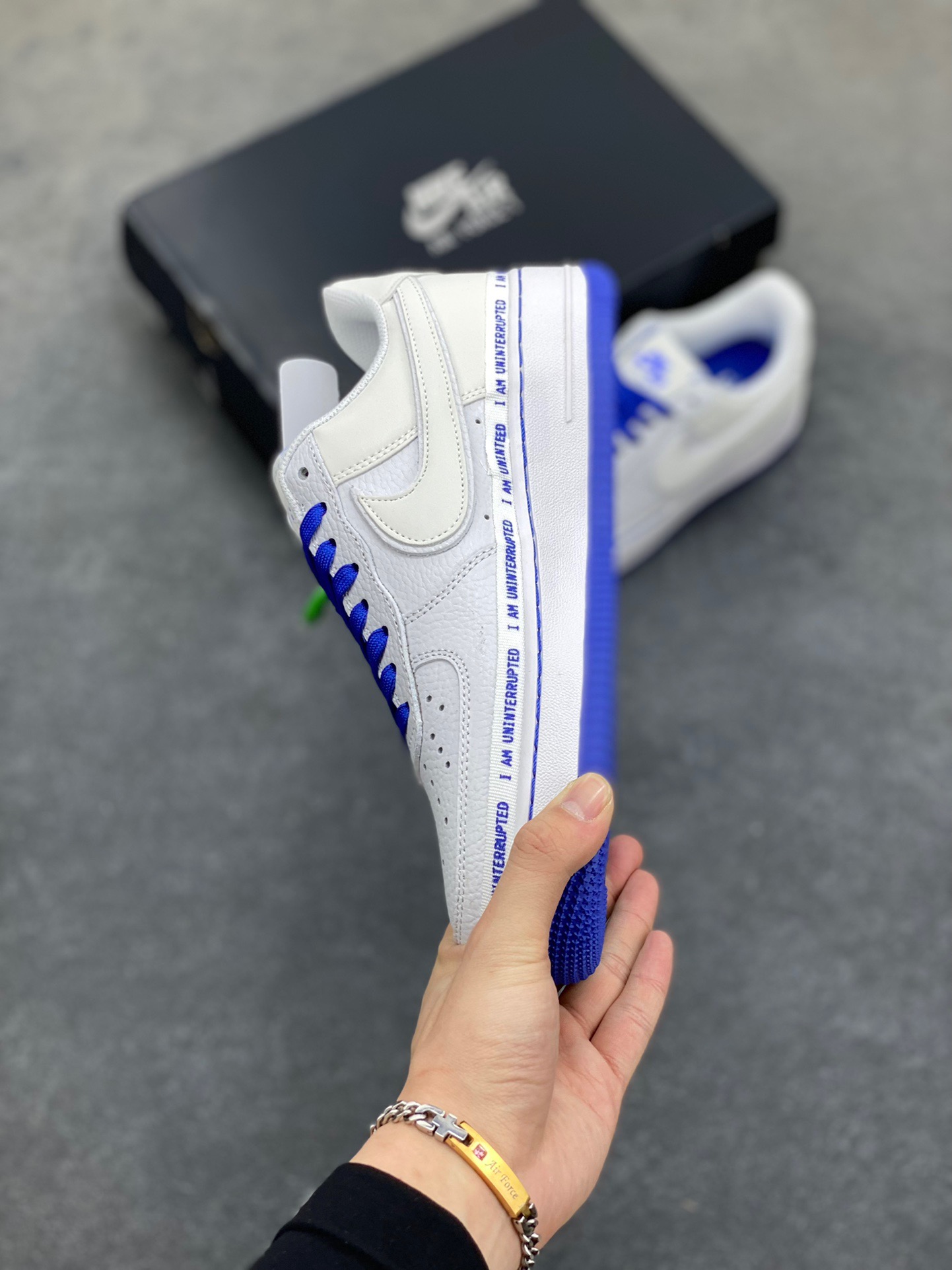图片[3]-詹皇公司联名款Uninterrupted x Nike Air Force 1 ”MORE THAN____“ 白宝蓝签名涂鸦3M 原装正确超软头层荔枝纹皮革材质#原楦开发版型纸版#内置全掌Sole气垫#附送涂鸦签字笔 空军一号经典百搭休闲运动板鞋 货号：CQ0494-100 尺码：36 36.5 37.5 38 38.5 39 40 40.5 41 42 42.5 43 44 44.5 45-选品中心