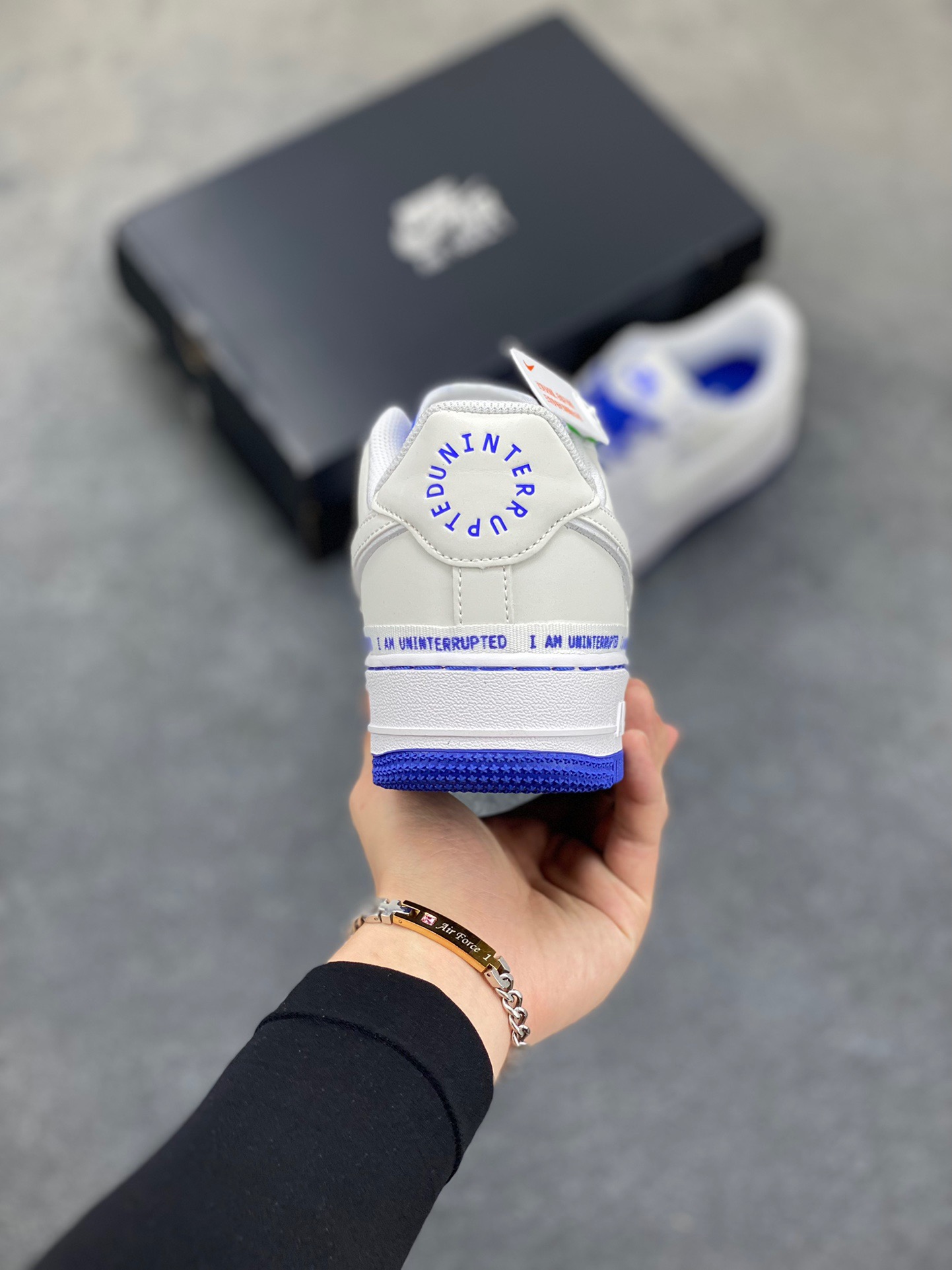 图片[4]-詹皇公司联名款Uninterrupted x Nike Air Force 1 ”MORE THAN____“ 白宝蓝签名涂鸦3M 原装正确超软头层荔枝纹皮革材质#原楦开发版型纸版#内置全掌Sole气垫#附送涂鸦签字笔 空军一号经典百搭休闲运动板鞋 货号：CQ0494-100 尺码：36 36.5 37.5 38 38.5 39 40 40.5 41 42 42.5 43 44 44.5 45-选品中心