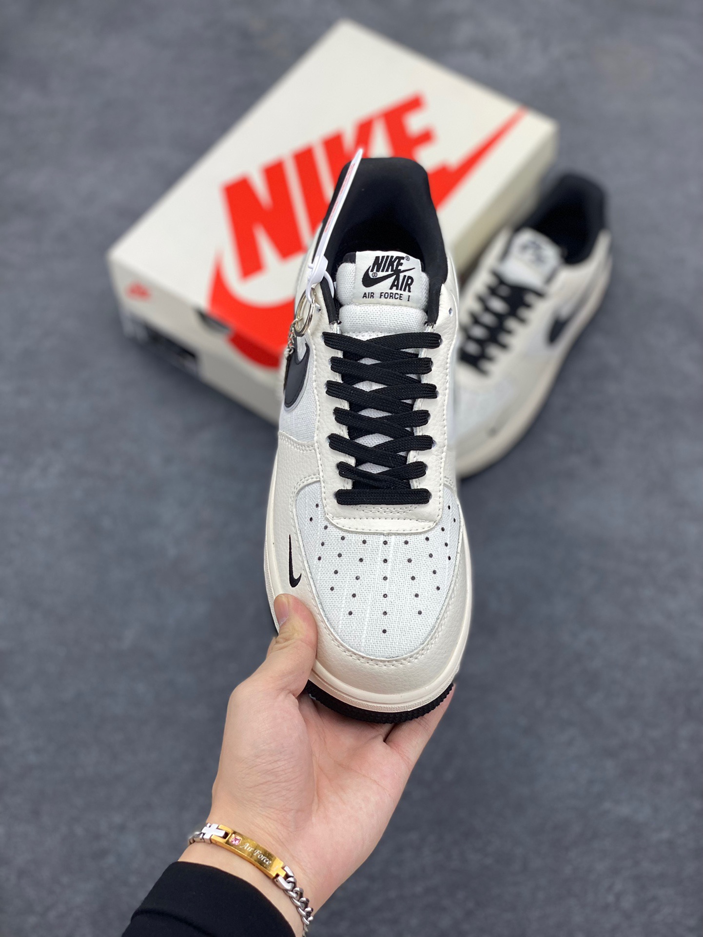 图片[2]-Nike Air Force 1 ‘07 Low “暴力熊联名——亚麻米黑三勾”空军一号 低帮 运动鞋 休闲鞋 折边针车 工艺难度大 原楦头原纸板 原装鞋盒 定制五金配件 内置全掌气垫 原厂鞋底 货号：KK1988-006 尺码：36 36.5 37.5 38 38.5 39 40 40.5 41 42 42.5 43 44 44.5 45-选品中心