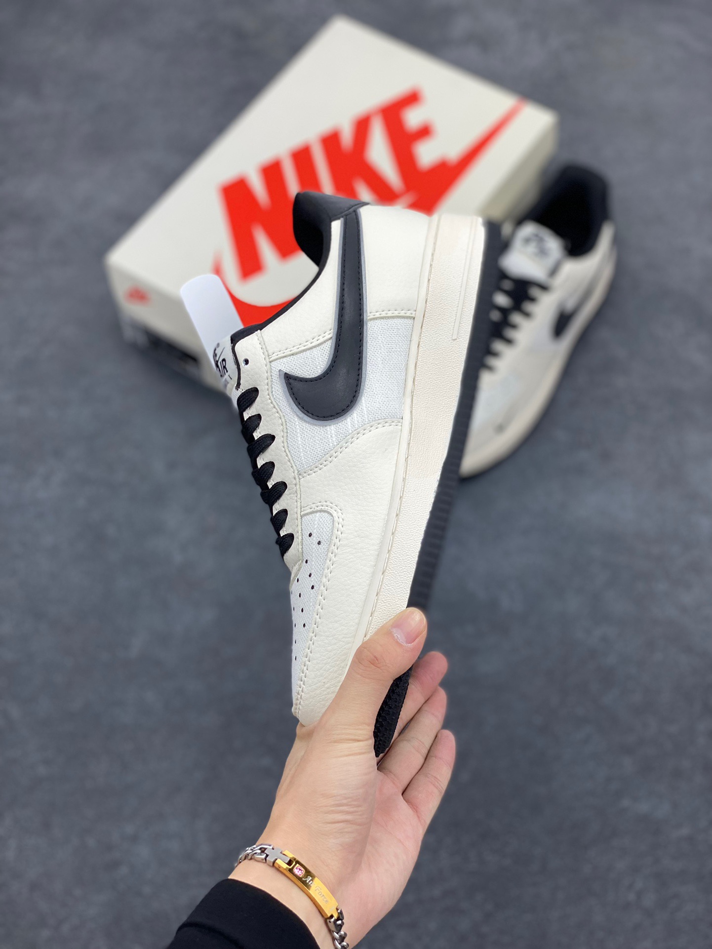 图片[3]-Nike Air Force 1 ‘07 Low “暴力熊联名——亚麻米黑三勾”空军一号 低帮 运动鞋 休闲鞋 折边针车 工艺难度大 原楦头原纸板 原装鞋盒 定制五金配件 内置全掌气垫 原厂鞋底 货号：KK1988-006 尺码：36 36.5 37.5 38 38.5 39 40 40.5 41 42 42.5 43 44 44.5 45-选品中心