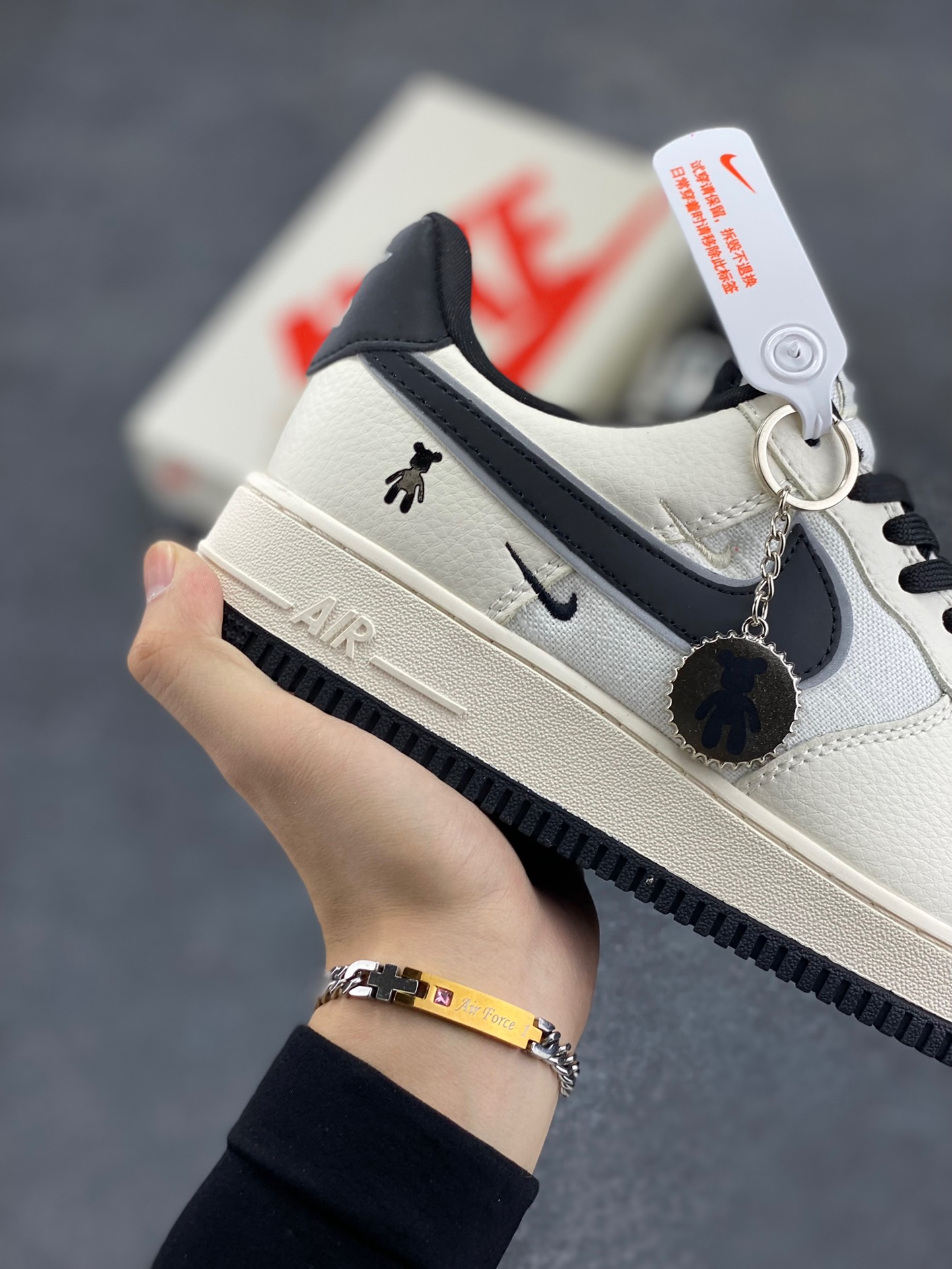 图片[6]-Nike Air Force 1 ‘07 Low “暴力熊联名——亚麻米黑三勾”空军一号 低帮 运动鞋 休闲鞋 折边针车 工艺难度大 原楦头原纸板 原装鞋盒 定制五金配件 内置全掌气垫 原厂鞋底 货号：KK1988-006 尺码：36 36.5 37.5 38 38.5 39 40 40.5 41 42 42.5 43 44 44.5 45-选品中心