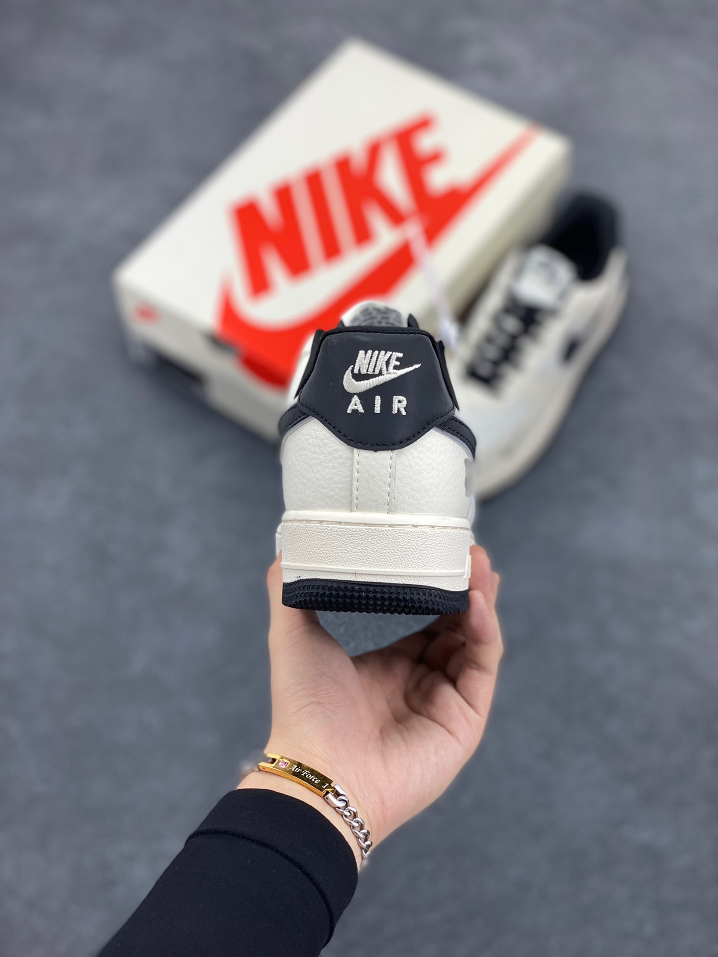 图片[4]-Nike Air Force 1 ‘07 Low “暴力熊联名——亚麻米黑三勾”空军一号 低帮 运动鞋 休闲鞋 折边针车 工艺难度大 原楦头原纸板 原装鞋盒 定制五金配件 内置全掌气垫 原厂鞋底 货号：KK1988-006 尺码：36 36.5 37.5 38 38.5 39 40 40.5 41 42 42.5 43 44 44.5 45-选品中心