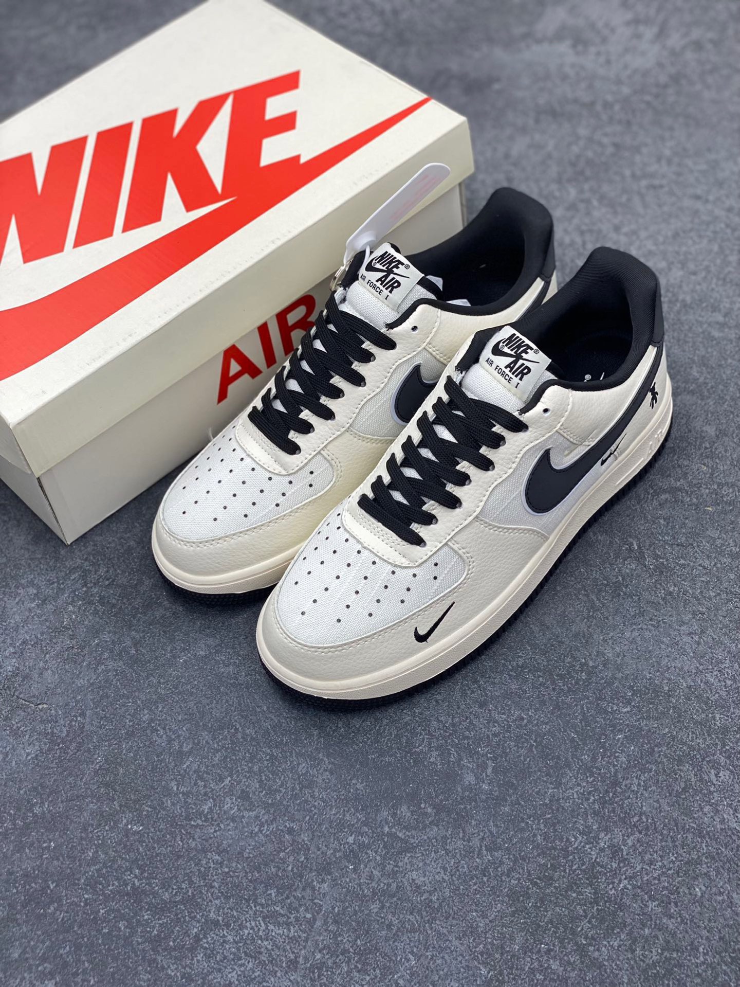 图片[8]-Nike Air Force 1 ‘07 Low “暴力熊联名——亚麻米黑三勾”空军一号 低帮 运动鞋 休闲鞋 折边针车 工艺难度大 原楦头原纸板 原装鞋盒 定制五金配件 内置全掌气垫 原厂鞋底 货号：KK1988-006 尺码：36 36.5 37.5 38 38.5 39 40 40.5 41 42 42.5 43 44 44.5 45-选品中心