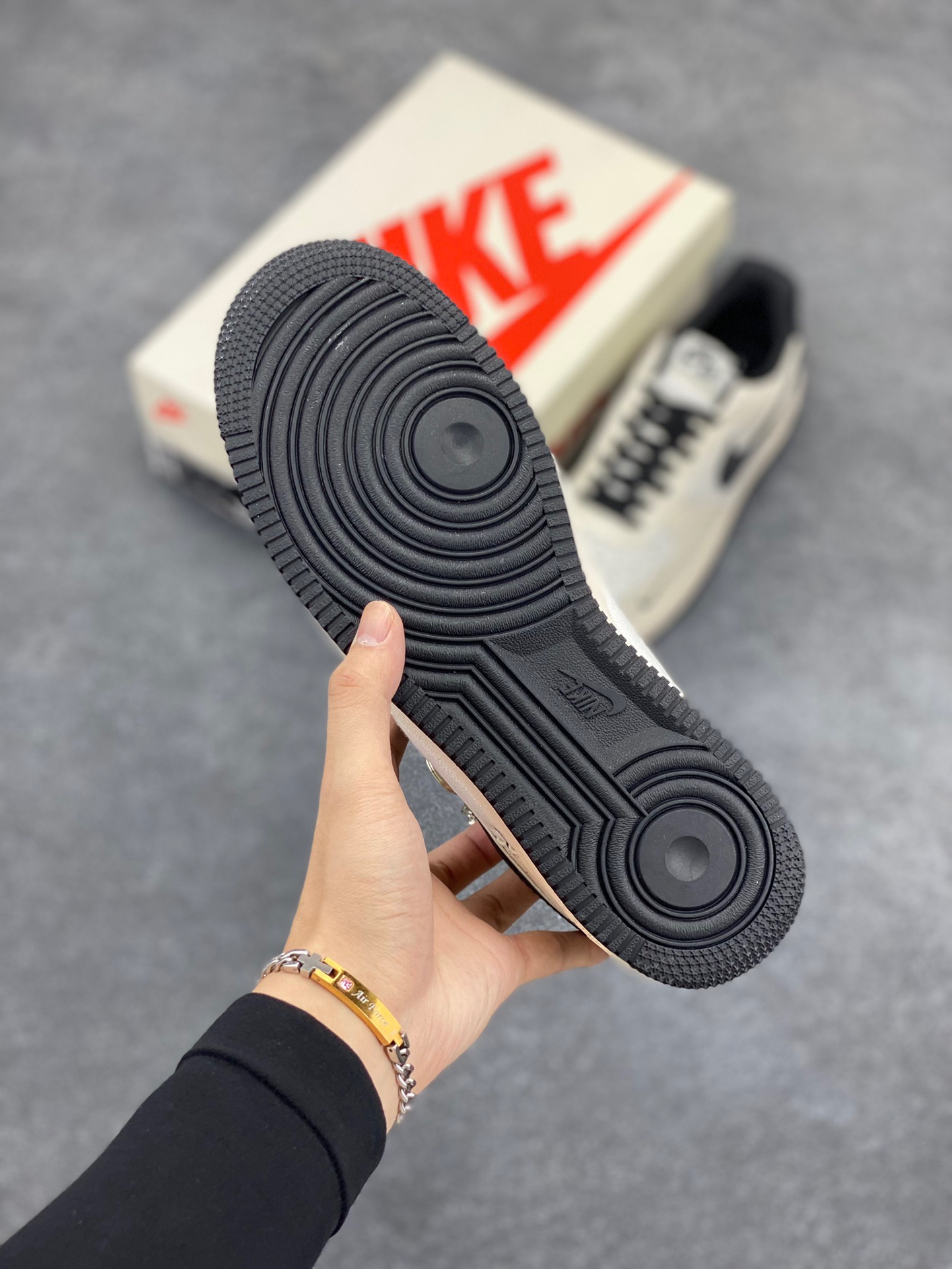 图片[5]-Nike Air Force 1 ‘07 Low “暴力熊联名——亚麻米黑三勾”空军一号 低帮 运动鞋 休闲鞋 折边针车 工艺难度大 原楦头原纸板 原装鞋盒 定制五金配件 内置全掌气垫 原厂鞋底 货号：KK1988-006 尺码：36 36.5 37.5 38 38.5 39 40 40.5 41 42 42.5 43 44 44.5 45-选品中心