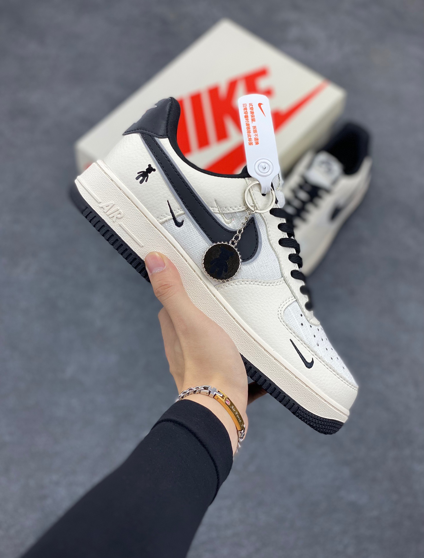 Nike Air Force 1 ‘07 Low “暴力熊联名——亚麻米黑三勾”空军一号 低帮 运动鞋 休闲鞋 折边针车 工艺难度大 原楦头原纸板 原装鞋盒 定制五金配件 内置全掌气垫 原厂鞋底 货号：KK1988-006 尺码：36 36.5 37.5 38 38.5 39 40 40.5 41 42 42.5 43 44 44.5 45-选品中心