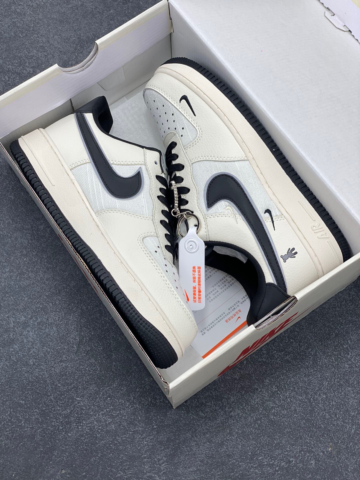 图片[9]-Nike Air Force 1 ‘07 Low “暴力熊联名——亚麻米黑三勾”空军一号 低帮 运动鞋 休闲鞋 折边针车 工艺难度大 原楦头原纸板 原装鞋盒 定制五金配件 内置全掌气垫 原厂鞋底 货号：KK1988-006 尺码：36 36.5 37.5 38 38.5 39 40 40.5 41 42 42.5 43 44 44.5 45-选品中心