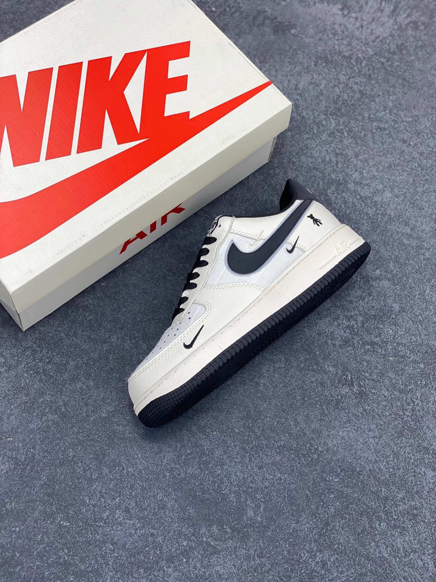 图片[7]-Nike Air Force 1 ‘07 Low “暴力熊联名——亚麻米黑三勾”空军一号 低帮 运动鞋 休闲鞋 折边针车 工艺难度大 原楦头原纸板 原装鞋盒 定制五金配件 内置全掌气垫 原厂鞋底 货号：KK1988-006 尺码：36 36.5 37.5 38 38.5 39 40 40.5 41 42 42.5 43 44 44.5 45-选品中心