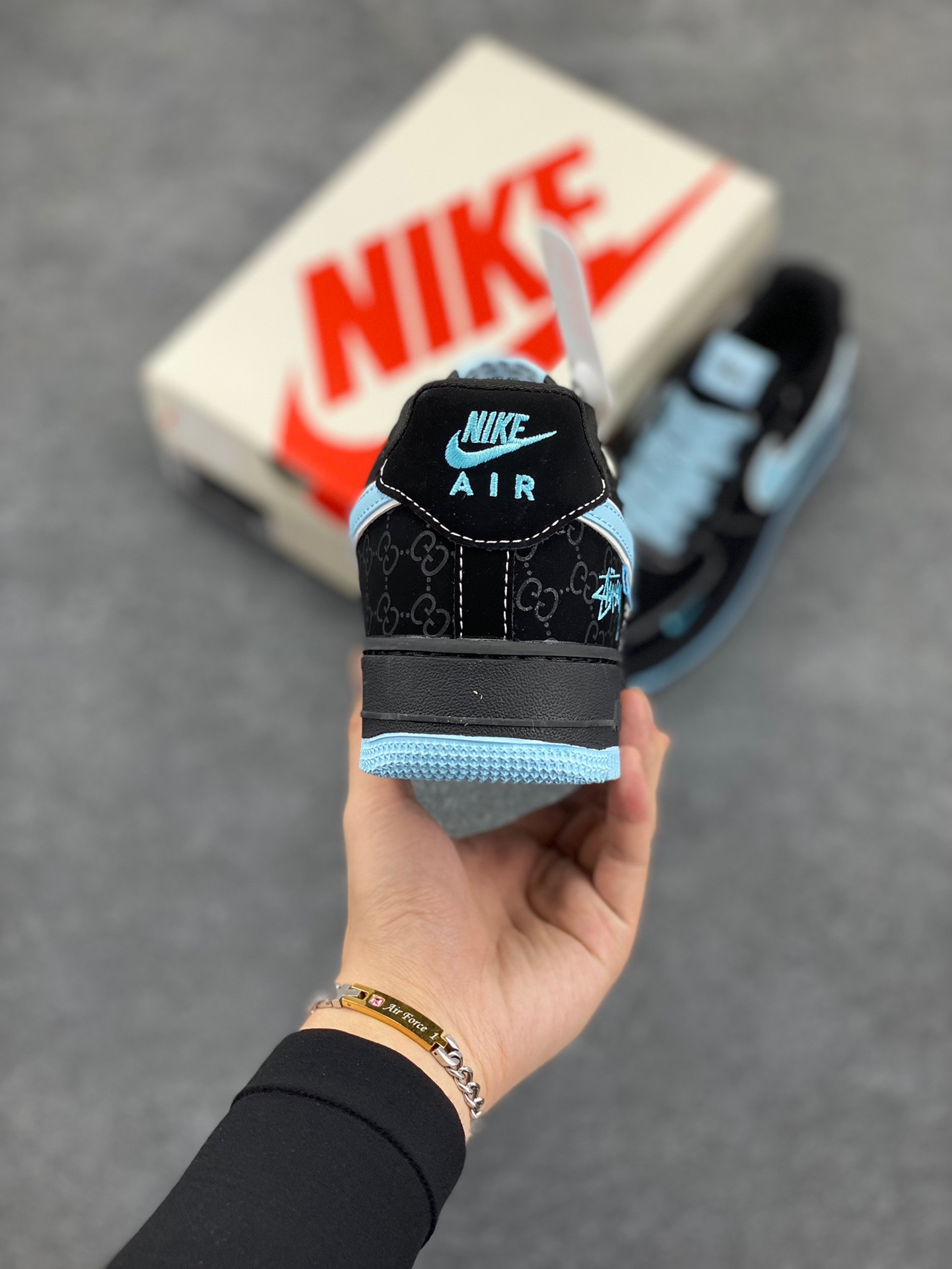 图片[4]-Nike Air Force 1 ‘07 Low “斯图西联名 古驰联名——花纹黑蒂芙尼”空军一号 低帮 运动鞋 休闲鞋 折边针车 工艺难度大 原楦头原纸板 原装鞋盒 定制五金配件 内置全掌气垫 原厂鞋底 货号：KK1988-008 尺码：36 36.5 37.5 38 38.5 39 40 40.5 41 42 42.5 43 44 44.5 45-选品中心
