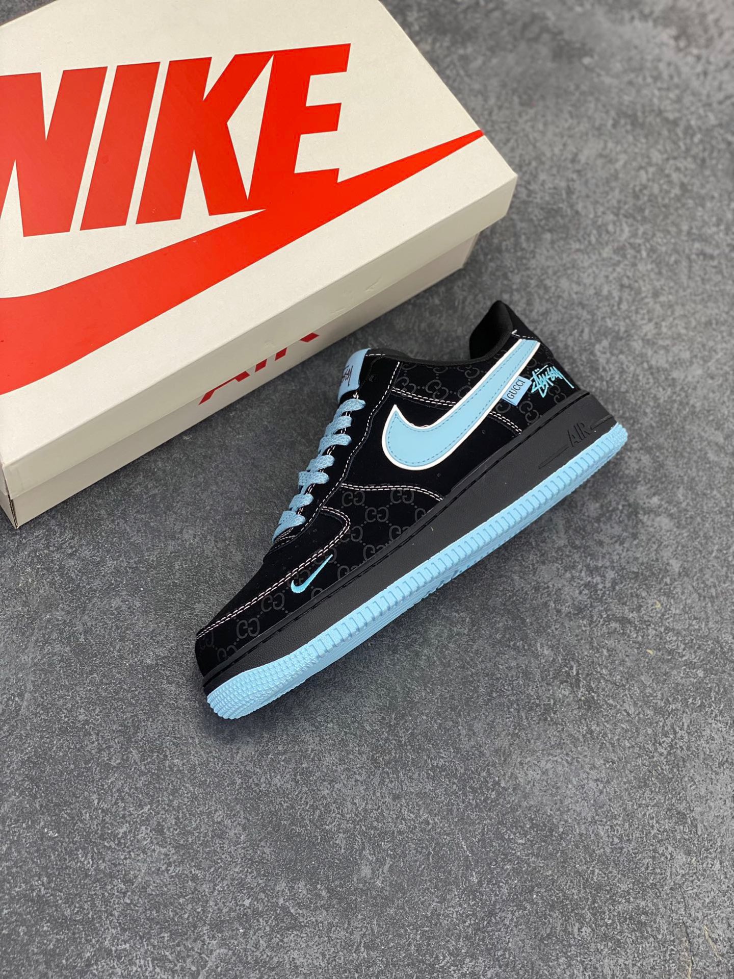 图片[7]-Nike Air Force 1 ‘07 Low “斯图西联名 古驰联名——花纹黑蒂芙尼”空军一号 低帮 运动鞋 休闲鞋 折边针车 工艺难度大 原楦头原纸板 原装鞋盒 定制五金配件 内置全掌气垫 原厂鞋底 货号：KK1988-008 尺码：36 36.5 37.5 38 38.5 39 40 40.5 41 42 42.5 43 44 44.5 45-选品中心