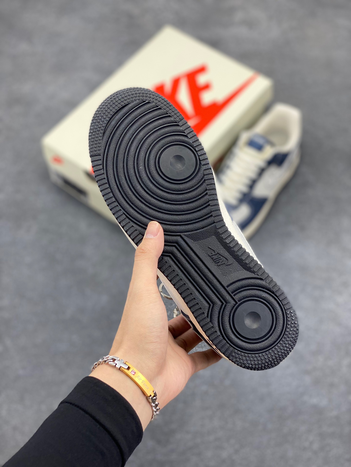 图片[5]-Nike Air Force 1 ‘07 Low “Supreme联名——米白蓝暗影”空军一号 低帮 运动鞋 休闲鞋 折边针车 工艺难度大 原楦头原纸板 原装鞋盒 定制五金配件 内置全掌气垫 原厂鞋底 货号：KK1988-009 尺码：36 36.5 37.5 38 38.5 39 40 40.5 41 42 42.5 43 44 44.5 45-选品中心