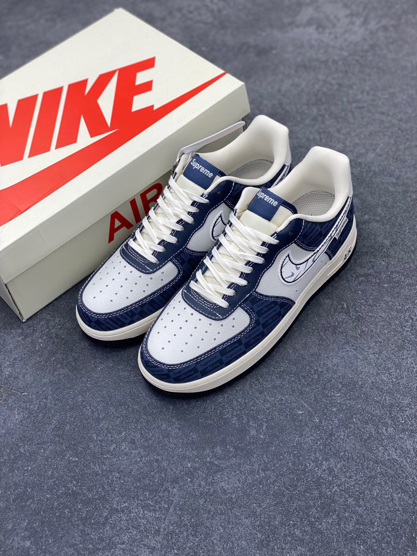 图片[8]-Nike Air Force 1 ‘07 Low “Supreme联名——米白蓝暗影”空军一号 低帮 运动鞋 休闲鞋 折边针车 工艺难度大 原楦头原纸板 原装鞋盒 定制五金配件 内置全掌气垫 原厂鞋底 货号：KK1988-009 尺码：36 36.5 37.5 38 38.5 39 40 40.5 41 42 42.5 43 44 44.5 45-选品中心