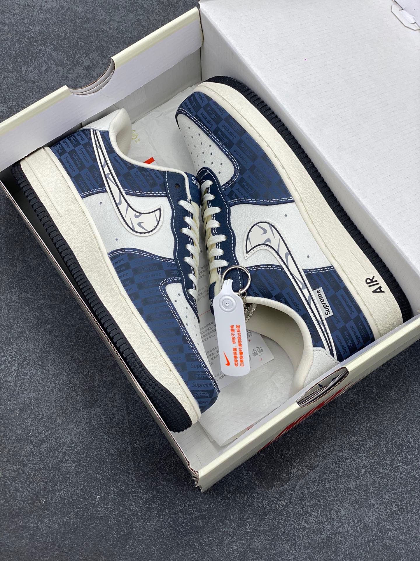 图片[9]-Nike Air Force 1 ‘07 Low “Supreme联名——米白蓝暗影”空军一号 低帮 运动鞋 休闲鞋 折边针车 工艺难度大 原楦头原纸板 原装鞋盒 定制五金配件 内置全掌气垫 原厂鞋底 货号：KK1988-009 尺码：36 36.5 37.5 38 38.5 39 40 40.5 41 42 42.5 43 44 44.5 45-选品中心