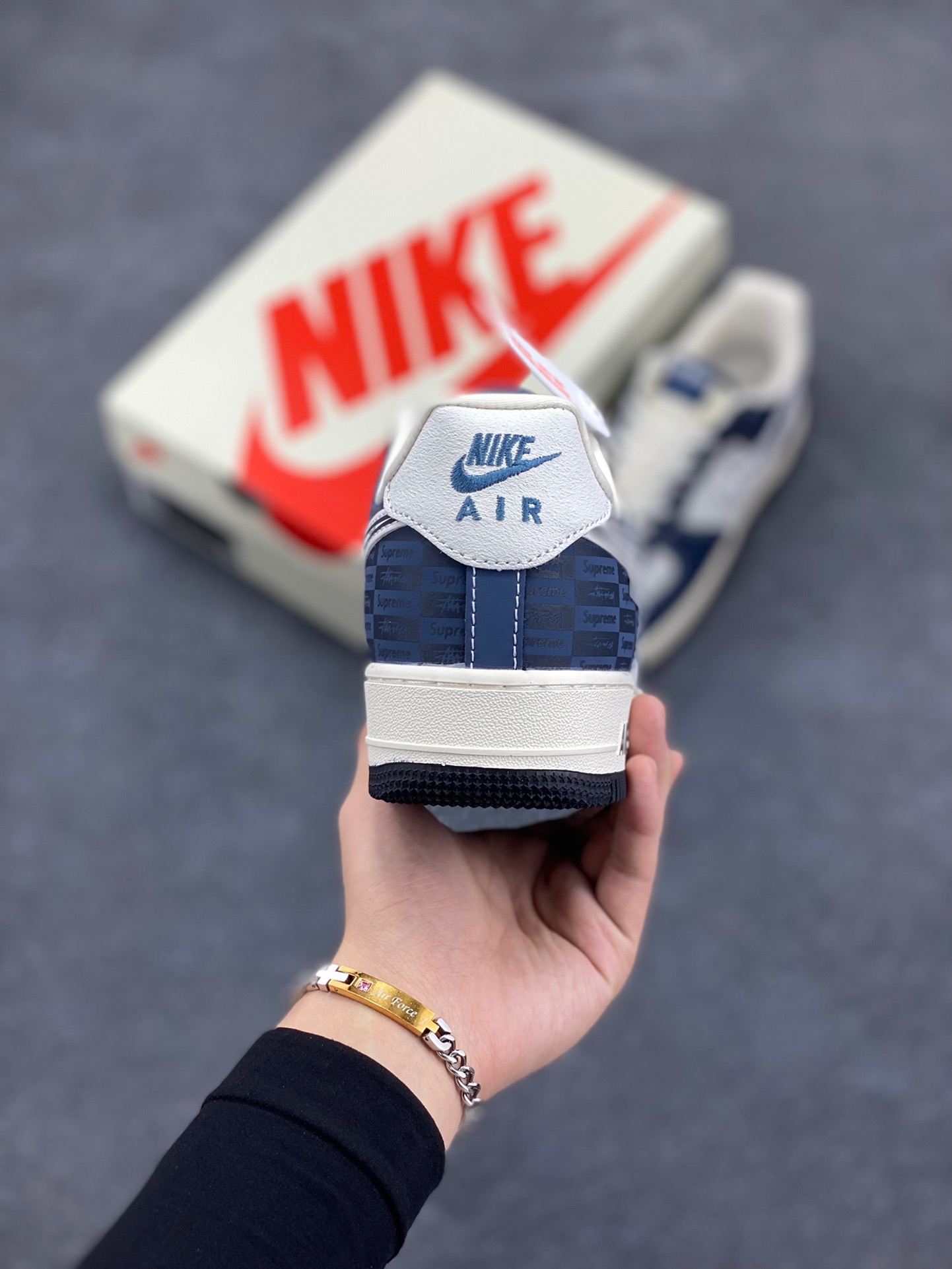 图片[4]-Nike Air Force 1 ‘07 Low “Supreme联名——米白蓝暗影”空军一号 低帮 运动鞋 休闲鞋 折边针车 工艺难度大 原楦头原纸板 原装鞋盒 定制五金配件 内置全掌气垫 原厂鞋底 货号：KK1988-009 尺码：36 36.5 37.5 38 38.5 39 40 40.5 41 42 42.5 43 44 44.5 45-选品中心