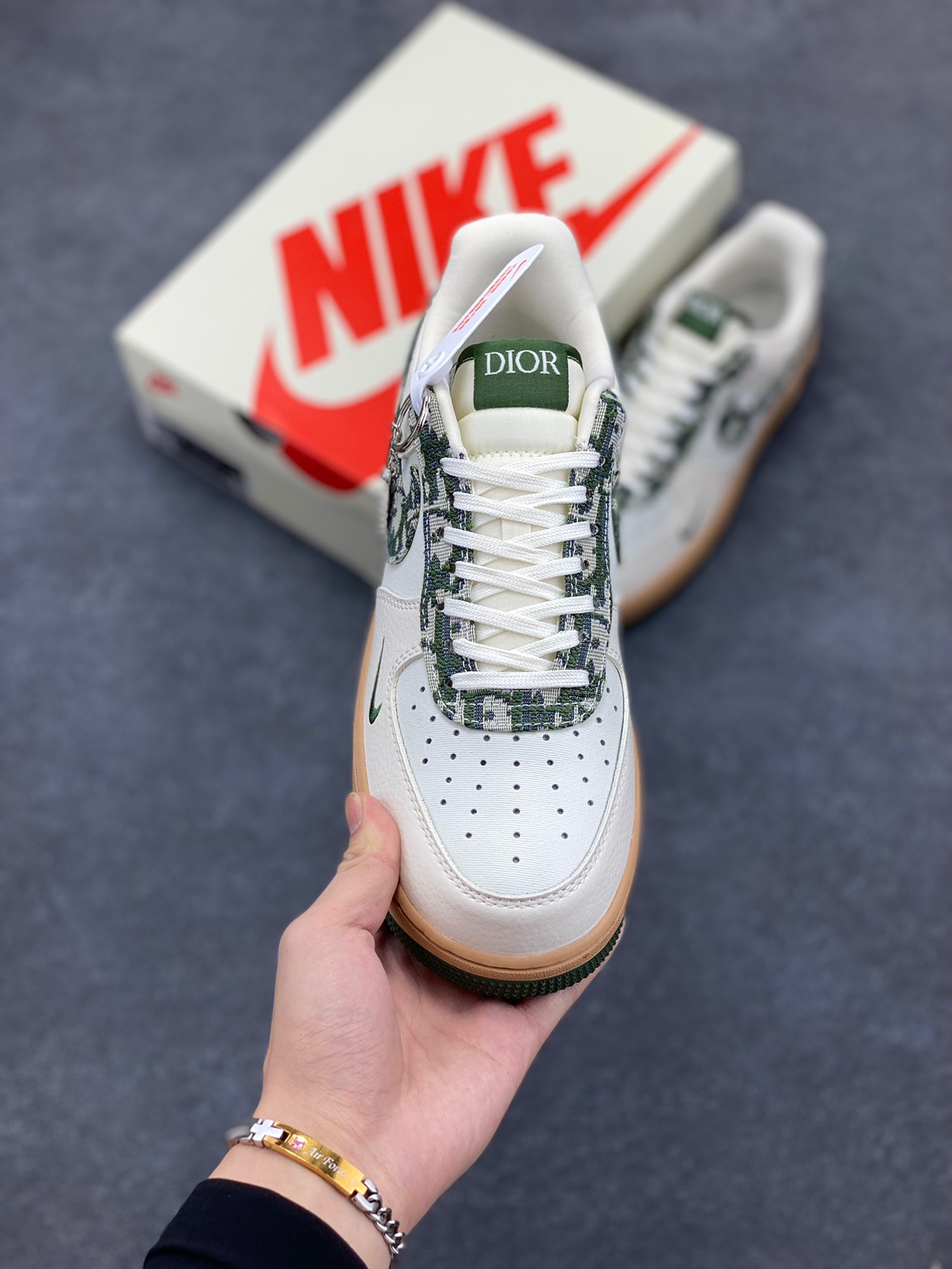 图片[2]-Nike Air Force 1 ‘07 Low “迪奥联名——米绿花纹勾”空军一号 低帮 运动鞋 休闲鞋 折边针车 工艺难度大 原楦头原纸板 原装鞋盒 定制五金配件 内置全掌气垫 原厂鞋底 货号：KK1988-010 尺码：36 36.5 37.5 38 38.5 39 40 40.5 41 42 42.5 43 44 44.5 45-选品中心
