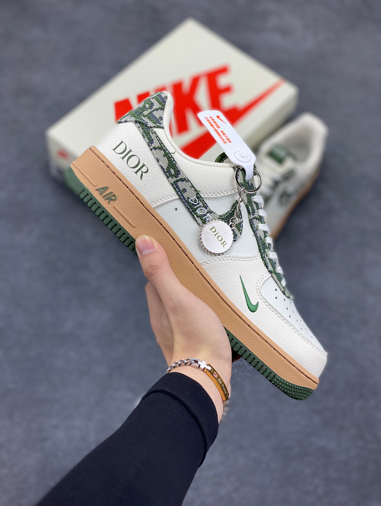 Nike Air Force 1 ‘07 Low “迪奥联名——米绿花纹勾”空军一号 低帮 运动鞋 休闲鞋 折边针车 工艺难度大 原楦头原纸板 原装鞋盒 定制五金配件 内置全掌气垫 原厂鞋底 货号：KK1988-010 尺码：36 36.5 37.5 38 38.5 39 40 40.5 41 42 42.5 43 44 44.5 45-选品中心