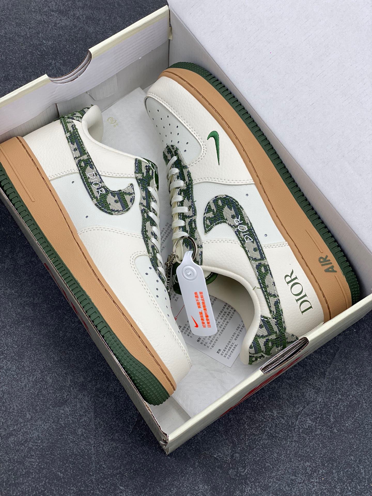 图片[9]-Nike Air Force 1 ‘07 Low “迪奥联名——米绿花纹勾”空军一号 低帮 运动鞋 休闲鞋 折边针车 工艺难度大 原楦头原纸板 原装鞋盒 定制五金配件 内置全掌气垫 原厂鞋底 货号：KK1988-010 尺码：36 36.5 37.5 38 38.5 39 40 40.5 41 42 42.5 43 44 44.5 45-选品中心