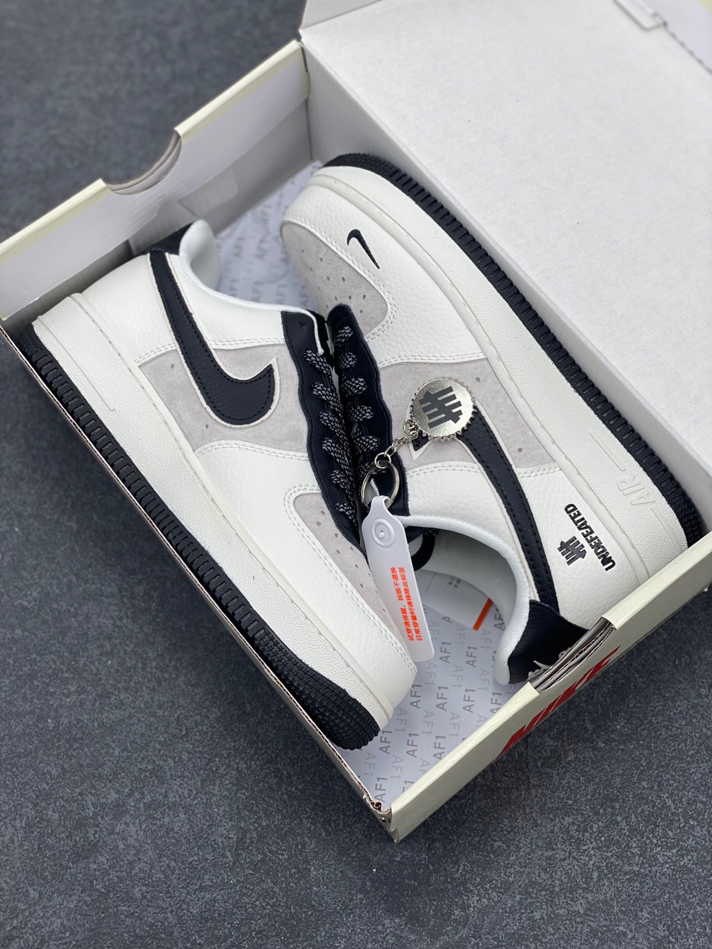 图片[9]-Nike Air Force 1 ‘07 Low “UN联名——猪八米黑勾”空军一号 低帮 运动鞋 休闲鞋 折边针车 工艺难度大 原楦头原纸板 原装鞋盒 定制五金配件 内置全掌气垫 原厂鞋底 货号：KK1988-003 尺码：36 36.5 37.5 38 38.5 39 40 40.5 41 42 42.5 43 44 44.5 45-选品中心