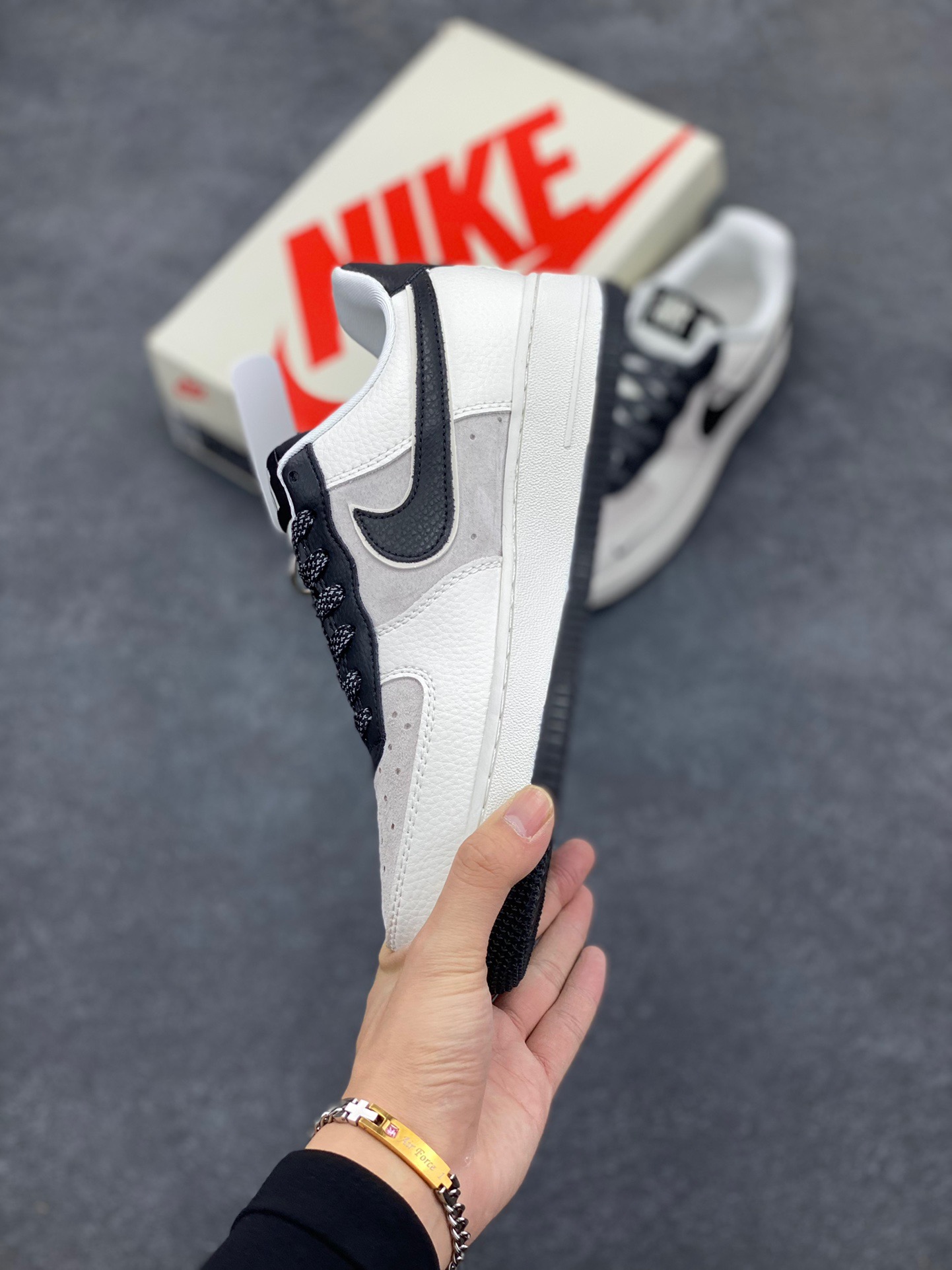 图片[3]-Nike Air Force 1 ‘07 Low “UN联名——猪八米黑勾”空军一号 低帮 运动鞋 休闲鞋 折边针车 工艺难度大 原楦头原纸板 原装鞋盒 定制五金配件 内置全掌气垫 原厂鞋底 货号：KK1988-003 尺码：36 36.5 37.5 38 38.5 39 40 40.5 41 42 42.5 43 44 44.5 45-选品中心