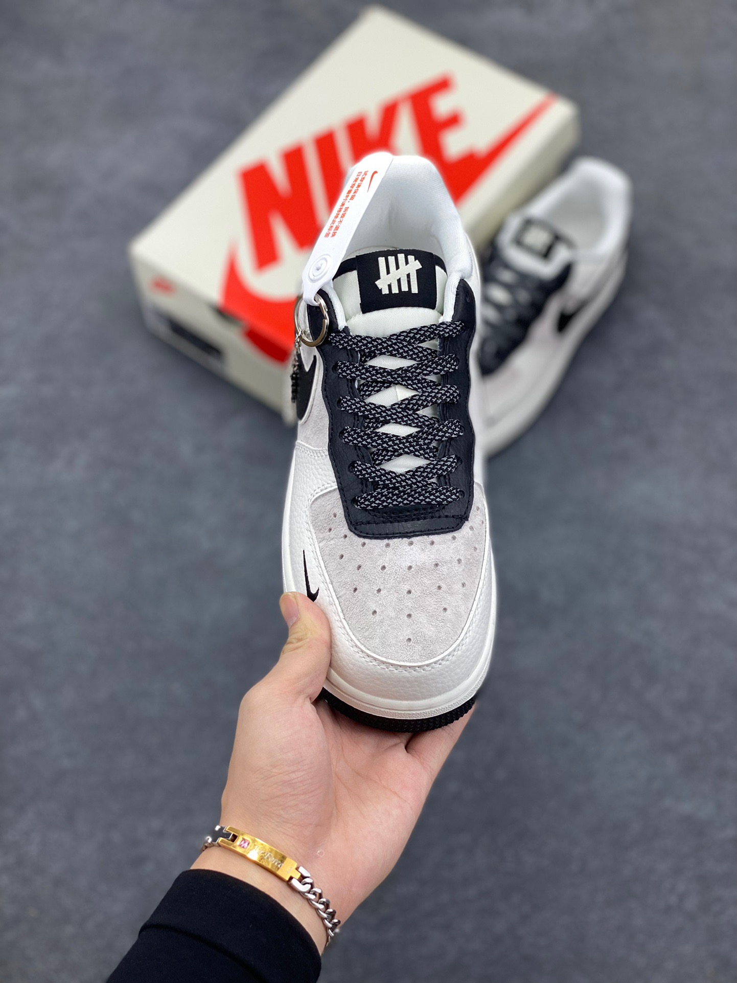 图片[2]-Nike Air Force 1 ‘07 Low “UN联名——猪八米黑勾”空军一号 低帮 运动鞋 休闲鞋 折边针车 工艺难度大 原楦头原纸板 原装鞋盒 定制五金配件 内置全掌气垫 原厂鞋底 货号：KK1988-003 尺码：36 36.5 37.5 38 38.5 39 40 40.5 41 42 42.5 43 44 44.5 45-选品中心