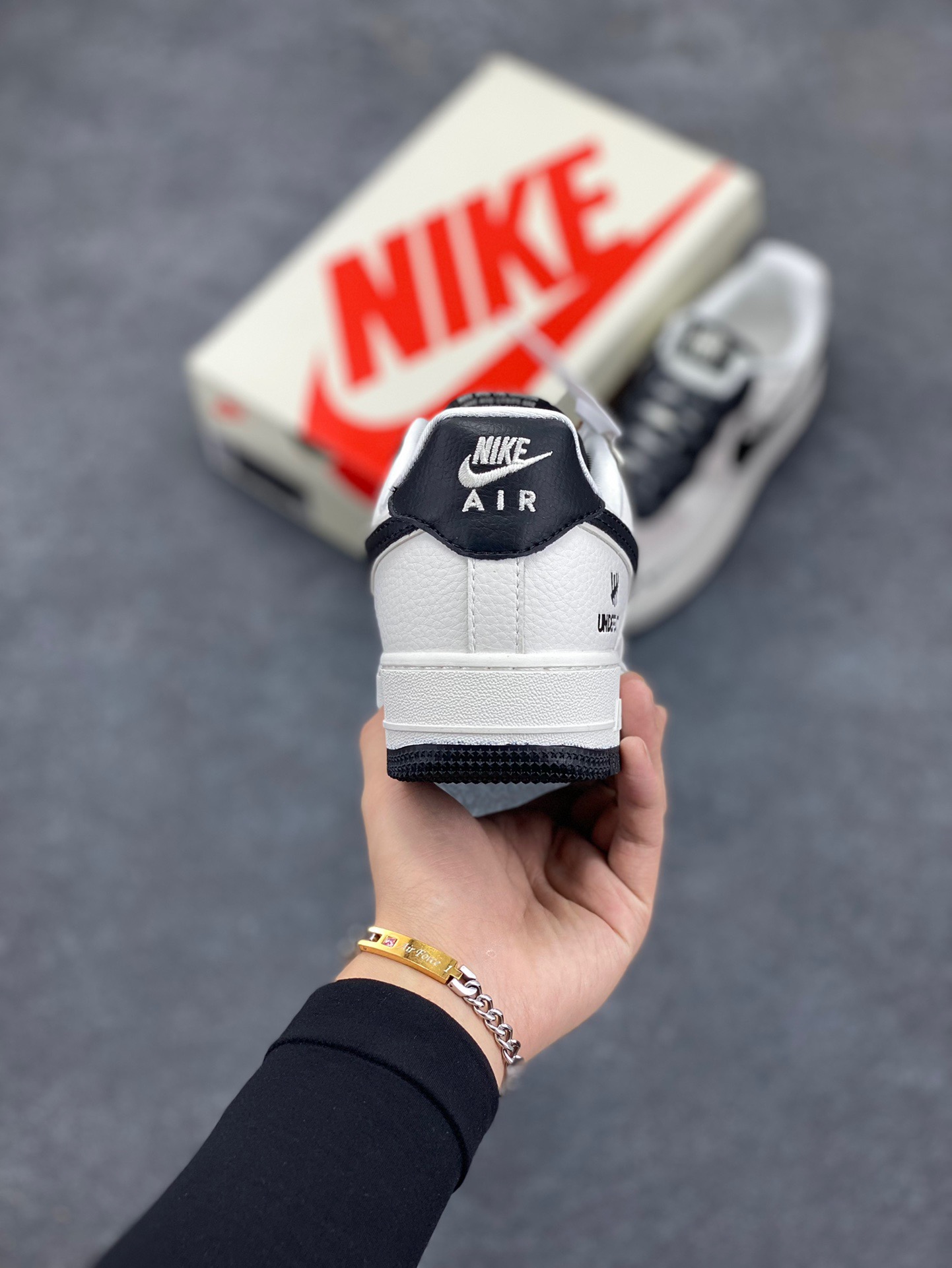 图片[4]-Nike Air Force 1 ‘07 Low “UN联名——猪八米黑勾”空军一号 低帮 运动鞋 休闲鞋 折边针车 工艺难度大 原楦头原纸板 原装鞋盒 定制五金配件 内置全掌气垫 原厂鞋底 货号：KK1988-003 尺码：36 36.5 37.5 38 38.5 39 40 40.5 41 42 42.5 43 44 44.5 45-选品中心