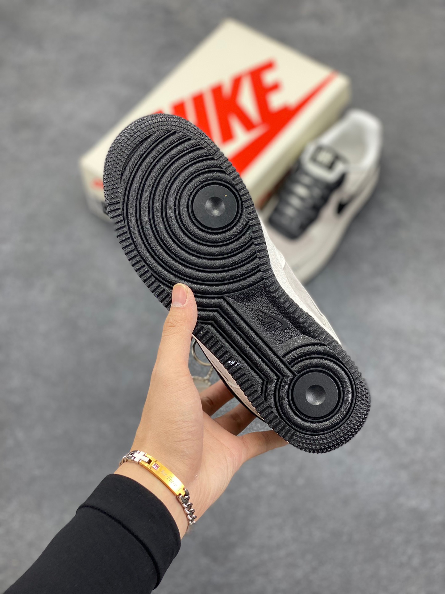 图片[5]-Nike Air Force 1 ‘07 Low “UN联名——猪八米黑勾”空军一号 低帮 运动鞋 休闲鞋 折边针车 工艺难度大 原楦头原纸板 原装鞋盒 定制五金配件 内置全掌气垫 原厂鞋底 货号：KK1988-003 尺码：36 36.5 37.5 38 38.5 39 40 40.5 41 42 42.5 43 44 44.5 45-选品中心