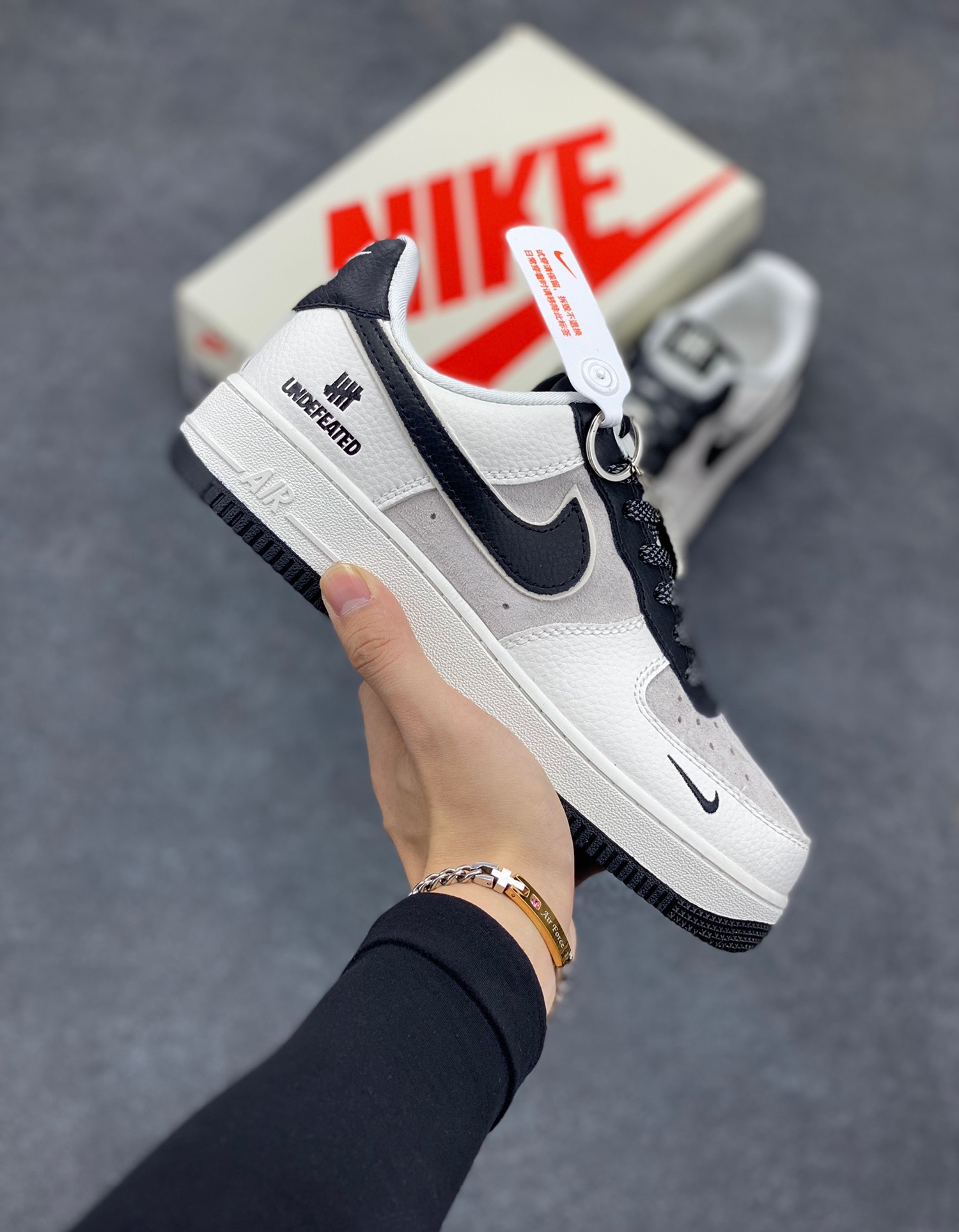 Nike Air Force 1 ‘07 Low “UN联名——猪八米黑勾”空军一号 低帮 运动鞋 休闲鞋 折边针车 工艺难度大 原楦头原纸板 原装鞋盒 定制五金配件 内置全掌气垫 原厂鞋底 货号：KK1988-003 尺码：36 36.5 37.5 38 38.5 39 40 40.5 41 42 42.5 43 44 44.5 45-选品中心