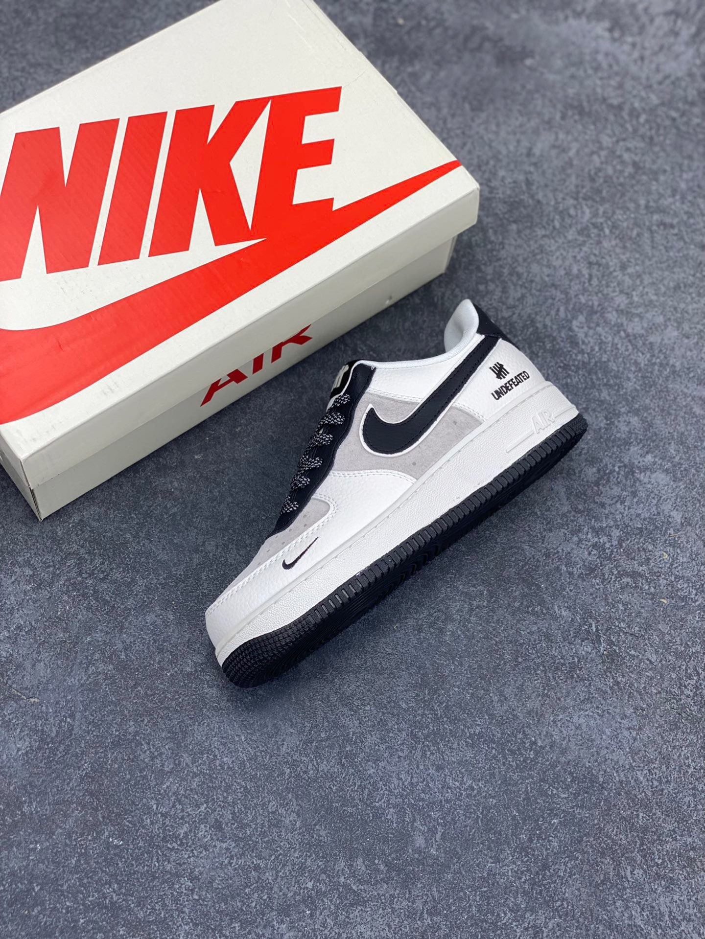 图片[7]-Nike Air Force 1 ‘07 Low “UN联名——猪八米黑勾”空军一号 低帮 运动鞋 休闲鞋 折边针车 工艺难度大 原楦头原纸板 原装鞋盒 定制五金配件 内置全掌气垫 原厂鞋底 货号：KK1988-003 尺码：36 36.5 37.5 38 38.5 39 40 40.5 41 42 42.5 43 44 44.5 45-选品中心