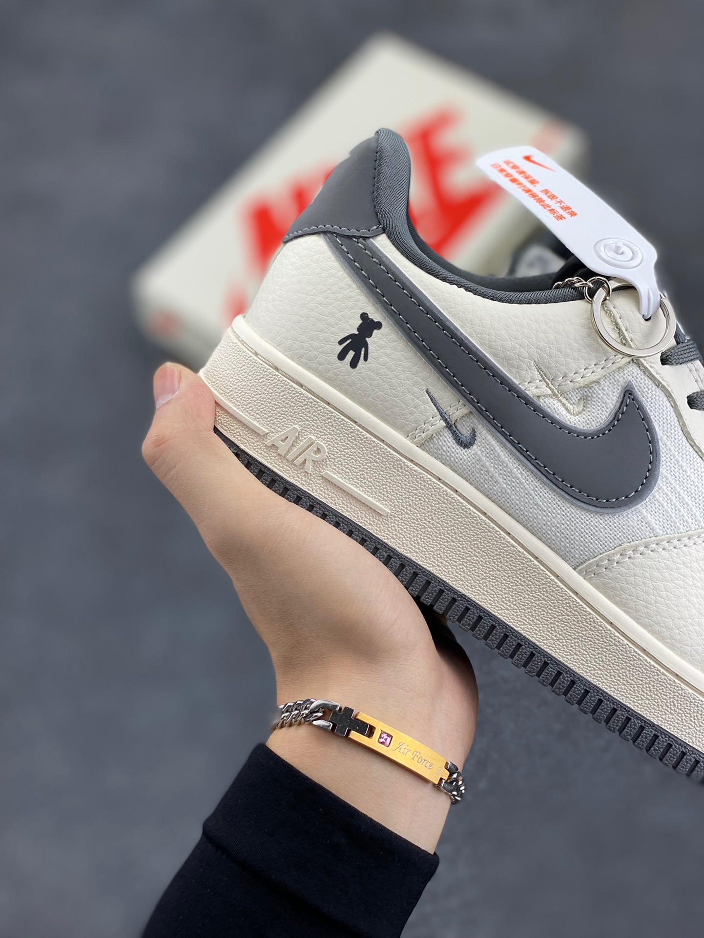 图片[6]-Nike Air Force 1 ‘07 Low “暴力熊联名——亚麻米灰三勾”空军一号 低帮 运动鞋 休闲鞋 折边针车 工艺难度大 原楦头原纸板 原装鞋盒 定制五金配件 内置全掌气垫 原厂鞋底 货号：KK1988-005 尺码：36 36.5 37.5 38 38.5 39 40 40.5 41 42 42.5 43 44 44.5 45-选品中心