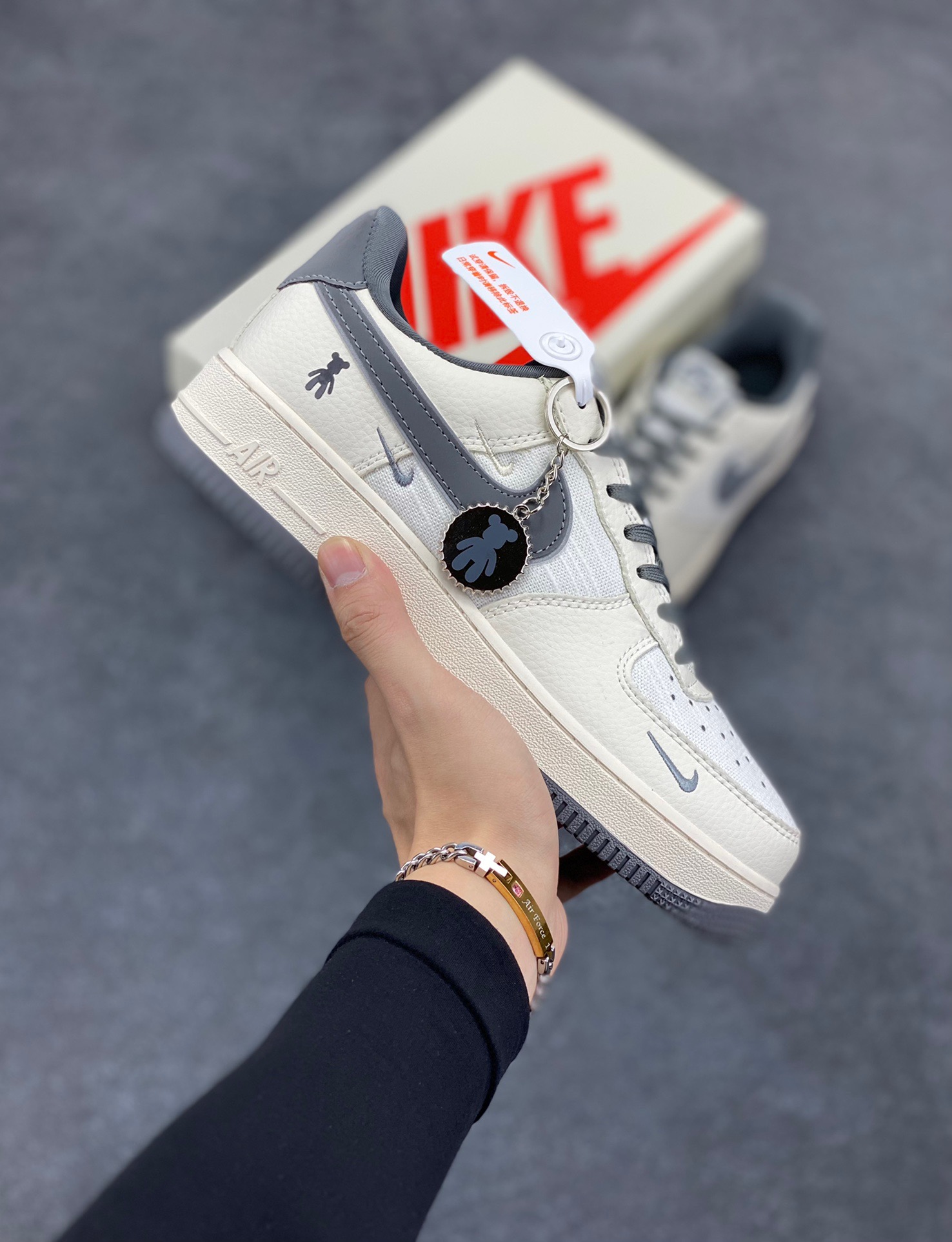 Nike Air Force 1 ‘07 Low “暴力熊联名——亚麻米灰三勾”空军一号 低帮 运动鞋 休闲鞋 折边针车 工艺难度大 原楦头原纸板 原装鞋盒 定制五金配件 内置全掌气垫 原厂鞋底 货号：KK1988-005 尺码：36 36.5 37.5 38 38.5 39 40 40.5 41 42 42.5 43 44 44.5 45-选品中心