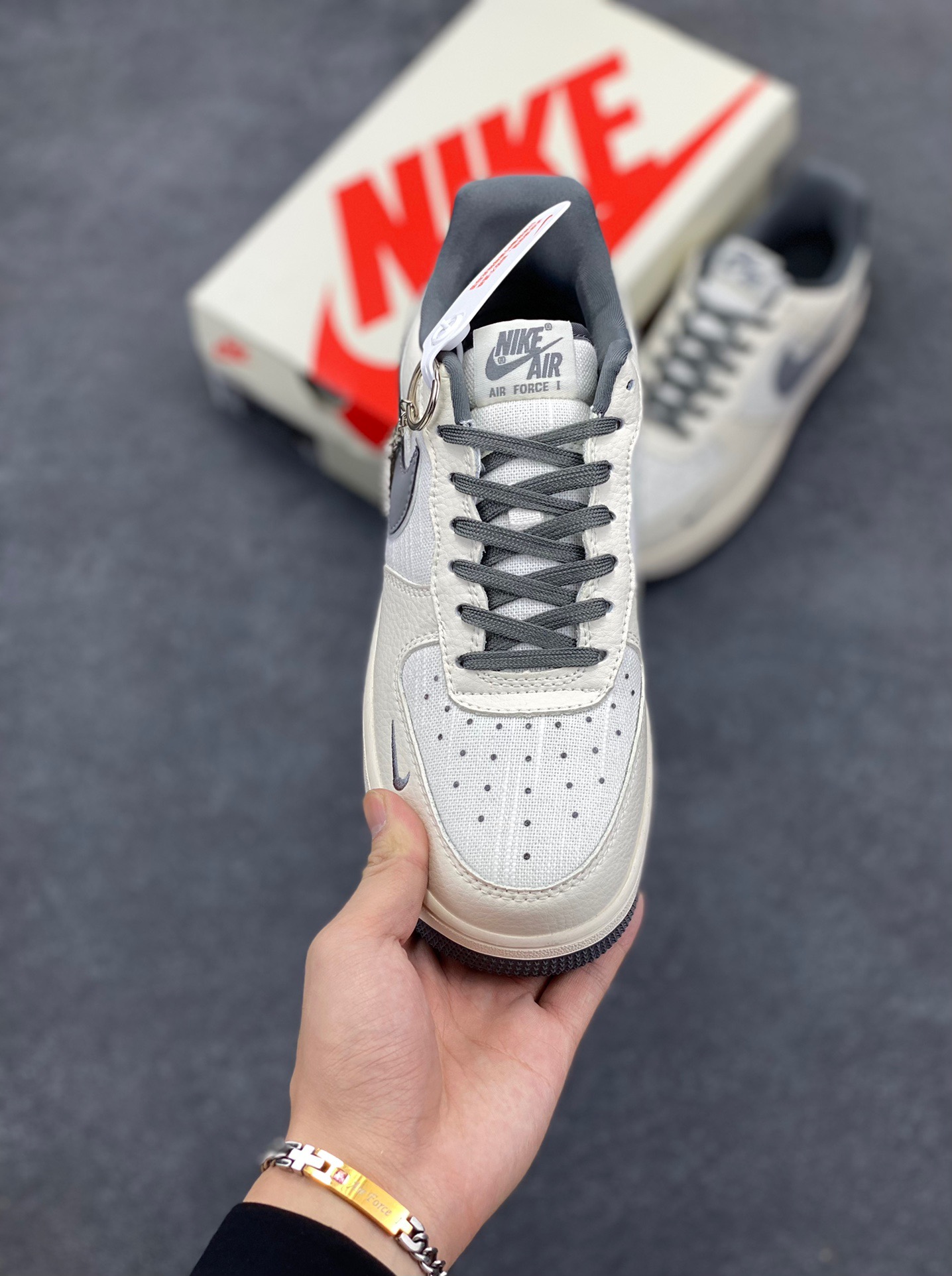 图片[2]-Nike Air Force 1 ‘07 Low “暴力熊联名——亚麻米灰三勾”空军一号 低帮 运动鞋 休闲鞋 折边针车 工艺难度大 原楦头原纸板 原装鞋盒 定制五金配件 内置全掌气垫 原厂鞋底 货号：KK1988-005 尺码：36 36.5 37.5 38 38.5 39 40 40.5 41 42 42.5 43 44 44.5 45-选品中心