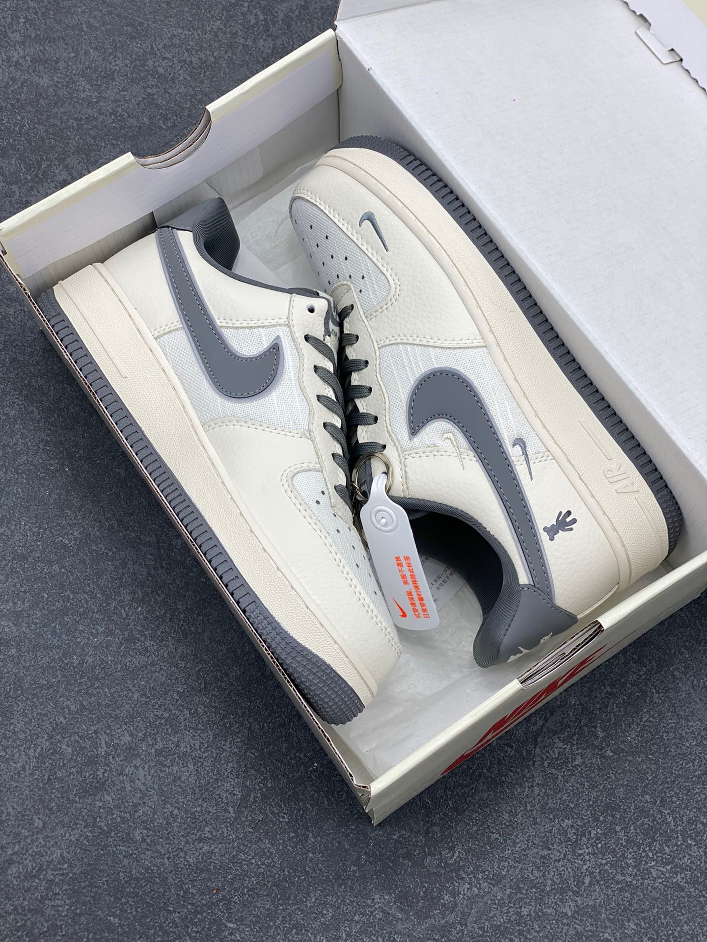 图片[9]-Nike Air Force 1 ‘07 Low “暴力熊联名——亚麻米灰三勾”空军一号 低帮 运动鞋 休闲鞋 折边针车 工艺难度大 原楦头原纸板 原装鞋盒 定制五金配件 内置全掌气垫 原厂鞋底 货号：KK1988-005 尺码：36 36.5 37.5 38 38.5 39 40 40.5 41 42 42.5 43 44 44.5 45-选品中心