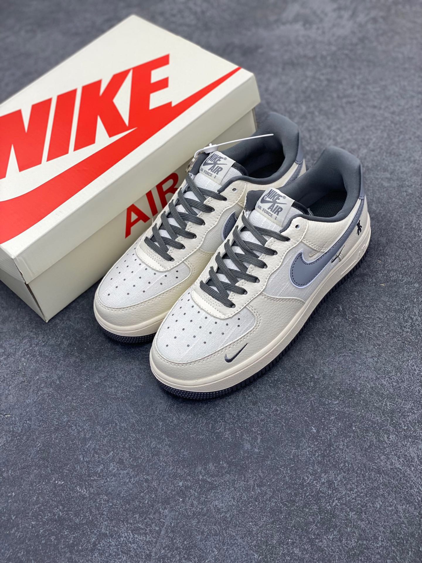 图片[8]-Nike Air Force 1 ‘07 Low “暴力熊联名——亚麻米灰三勾”空军一号 低帮 运动鞋 休闲鞋 折边针车 工艺难度大 原楦头原纸板 原装鞋盒 定制五金配件 内置全掌气垫 原厂鞋底 货号：KK1988-005 尺码：36 36.5 37.5 38 38.5 39 40 40.5 41 42 42.5 43 44 44.5 45-选品中心